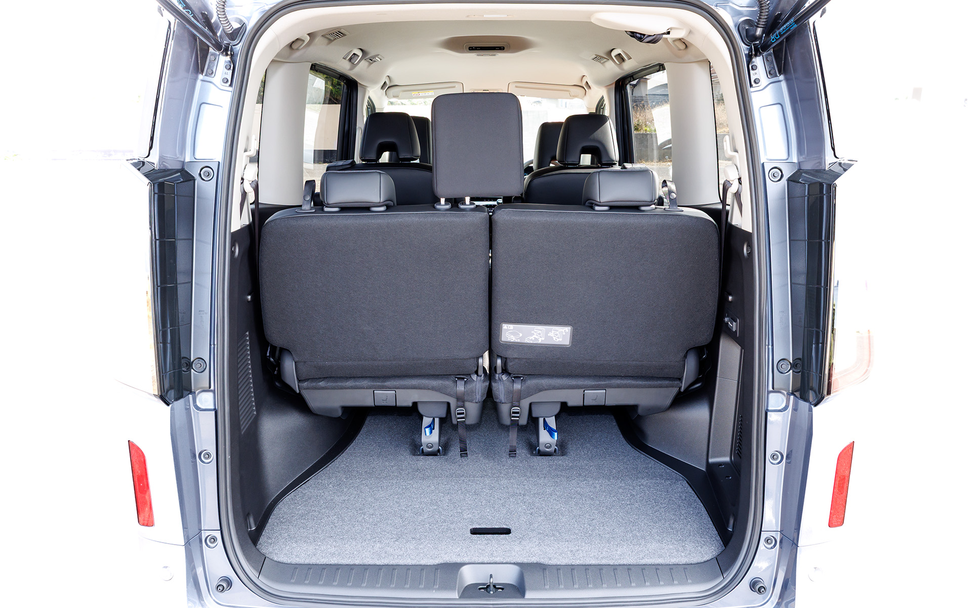 3列目シートは左右跳ね上げ式を採用。跳ね上げれば自転車なども積めるほか、中央席のヘッドレストがラゲッジスペースの右下に格納できるのもポイント