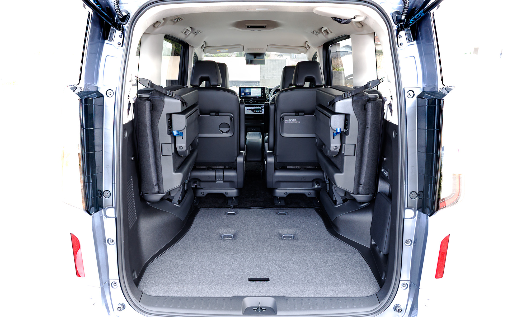 3列目シートは左右跳ね上げ式を採用。跳ね上げれば自転車なども積めるほか、中央席のヘッドレストがラゲッジスペースの右下に格納できるのもポイント