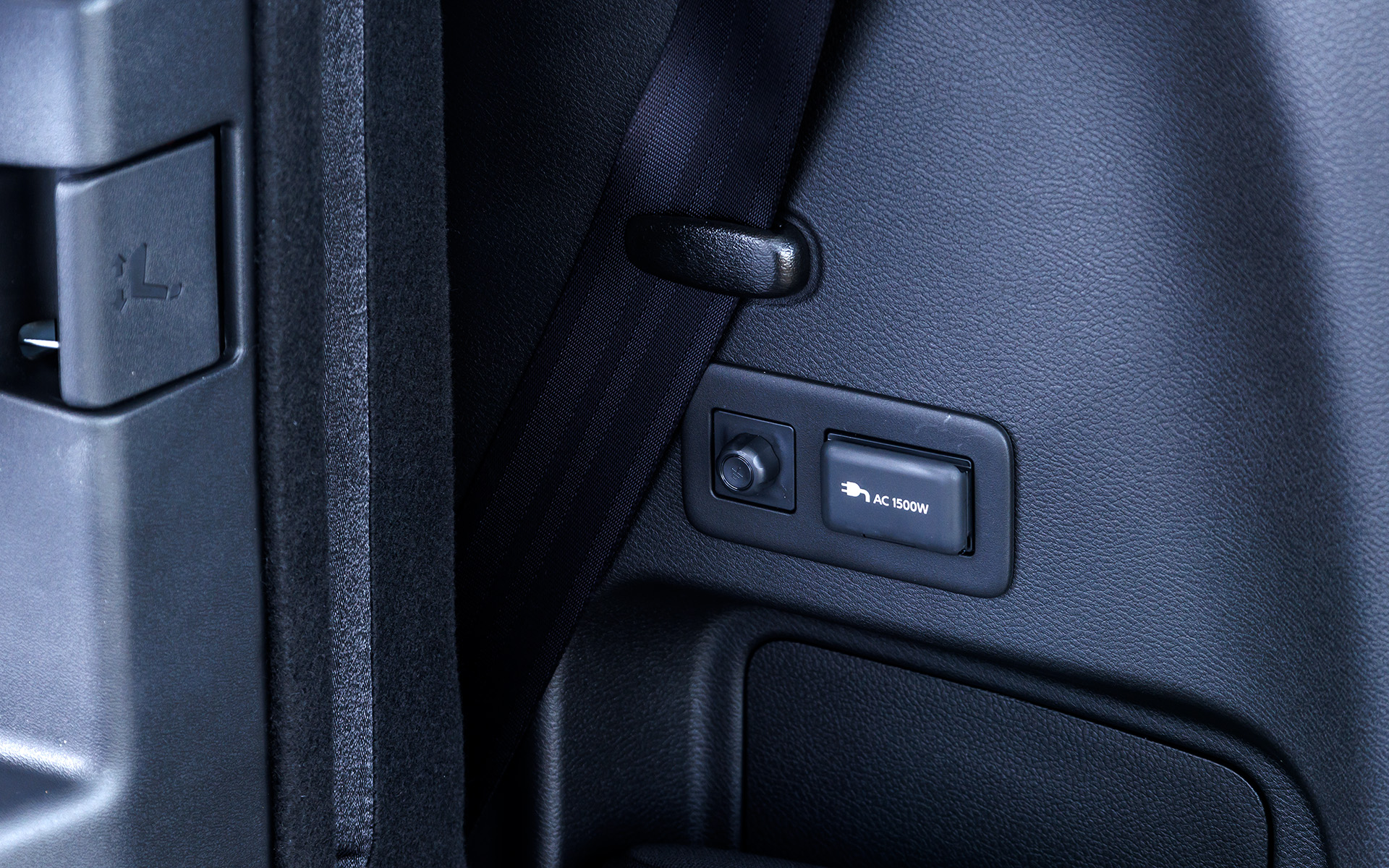 100VのAC電源はメーカーオプションでセンターコンソールの前側とラゲッジ右側に装備できる。価格は5万6100円