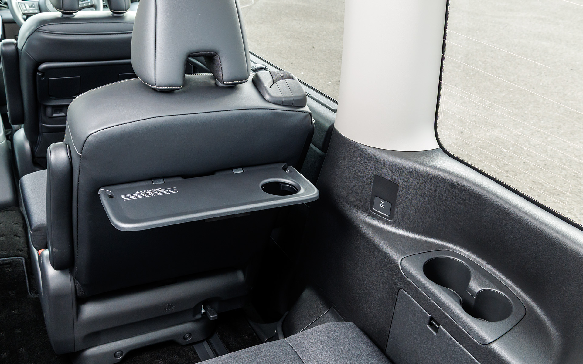 3列目にもテーブルやドリンクホルダー、USB-TypeCポートを備える