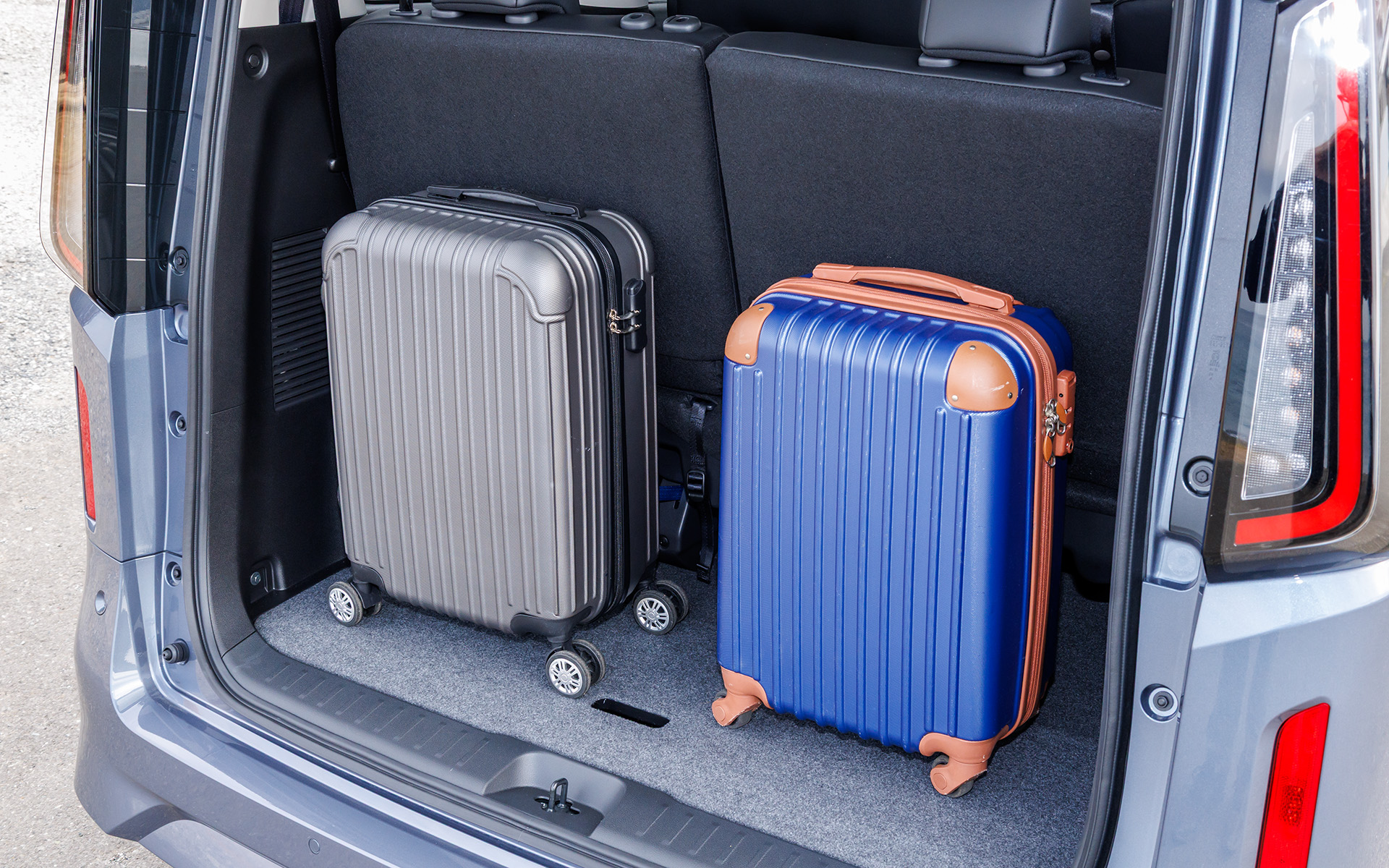 3列目シートを使用する状況でも小型スーツケースなら余裕で積める収納スペースを確保