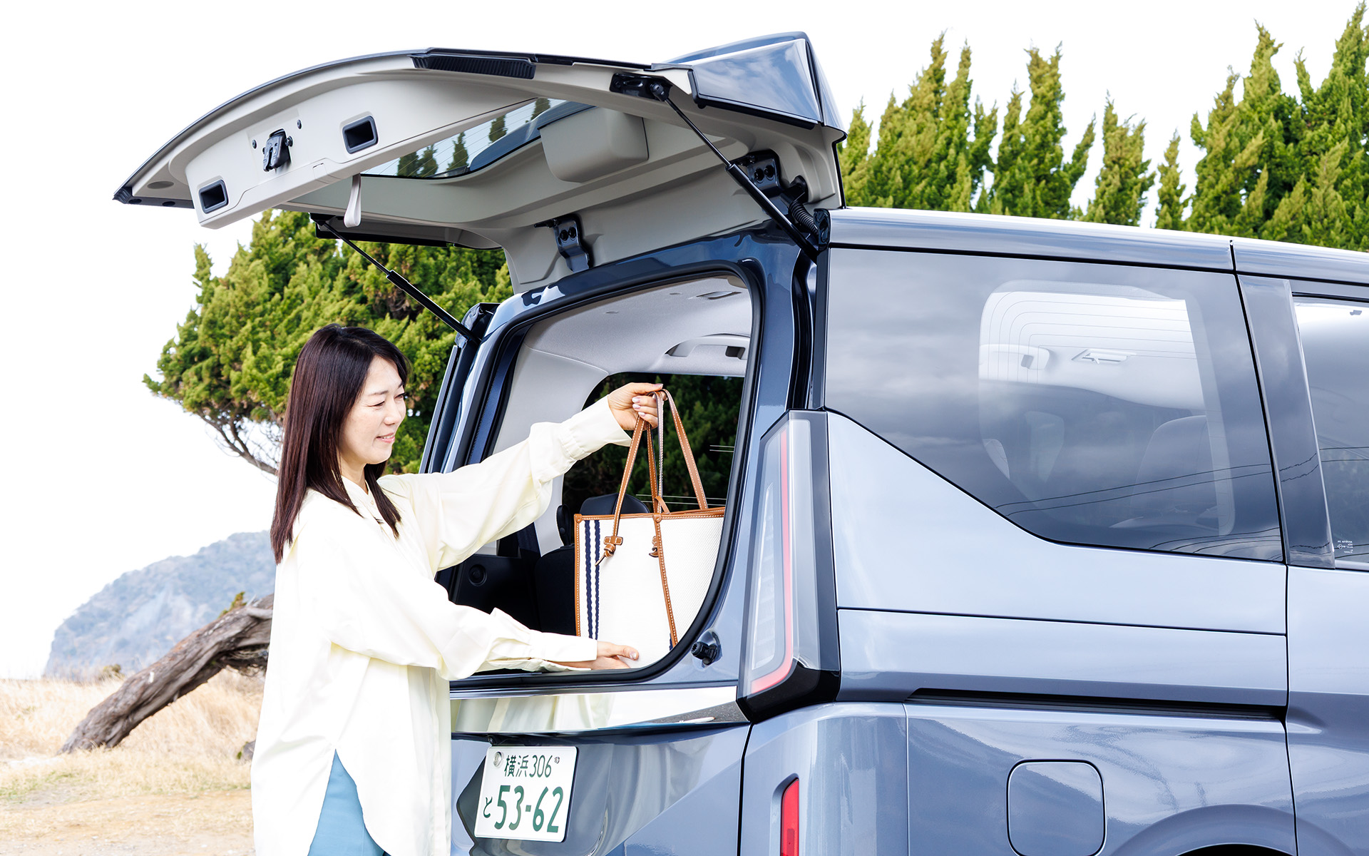 上半分だけ開閉できる「デュアルバックドア」は全グレード標準装備