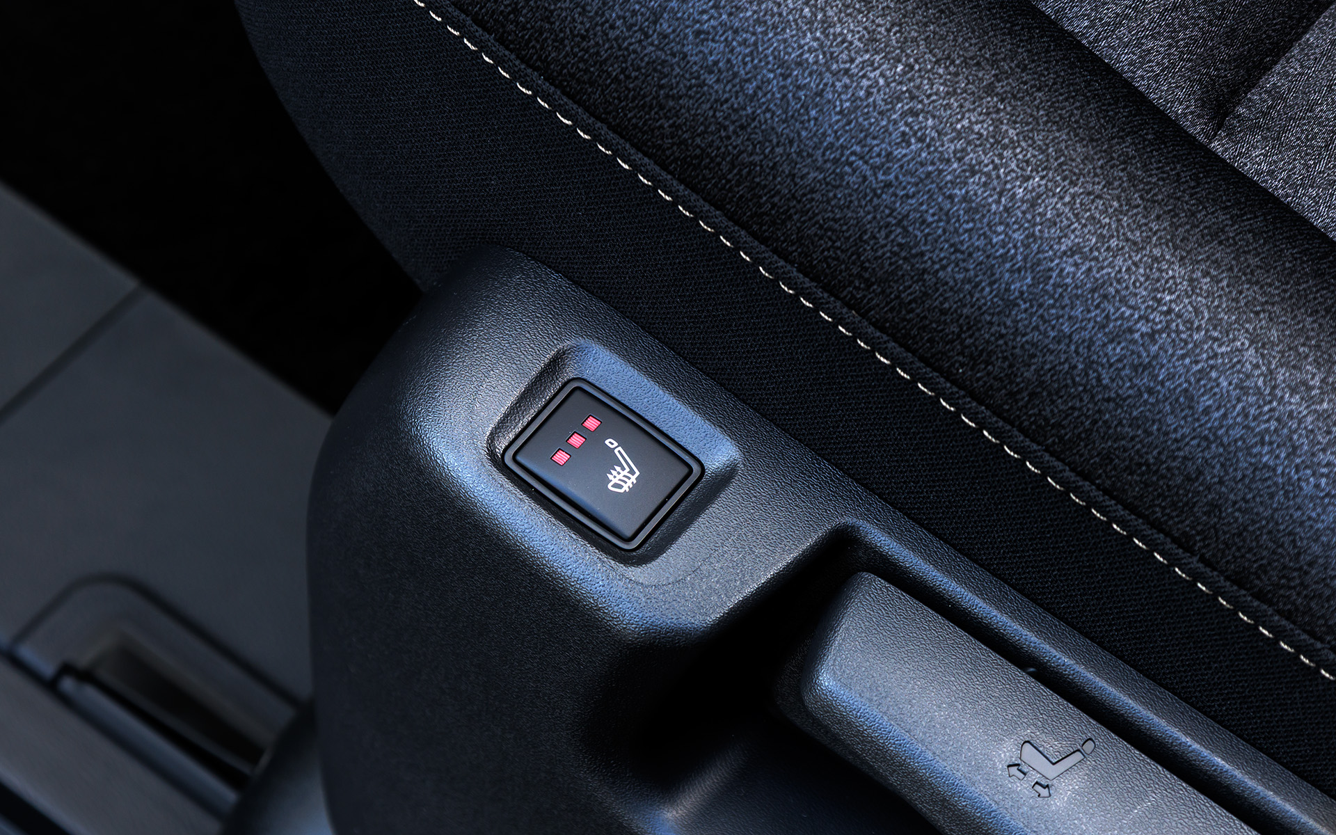 2列目のキャプテンシートにもシートヒーターを完備