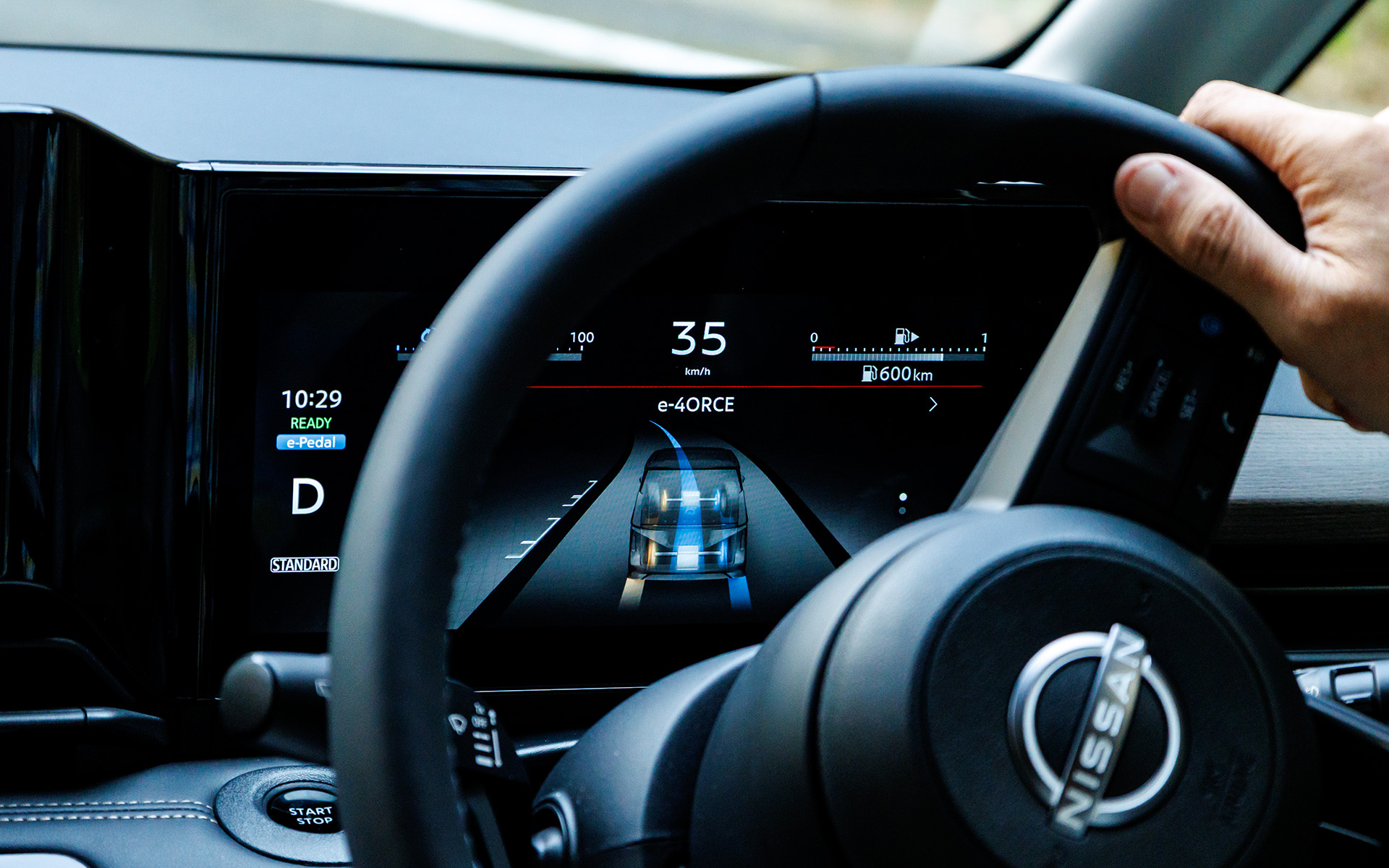 e-4ORCEがあると滑りやすい路面でも安定するし、高速道路での横風でもフラつきにくくなる。またe-4ORCEの稼働状態をメーターで確認できるのも楽しい