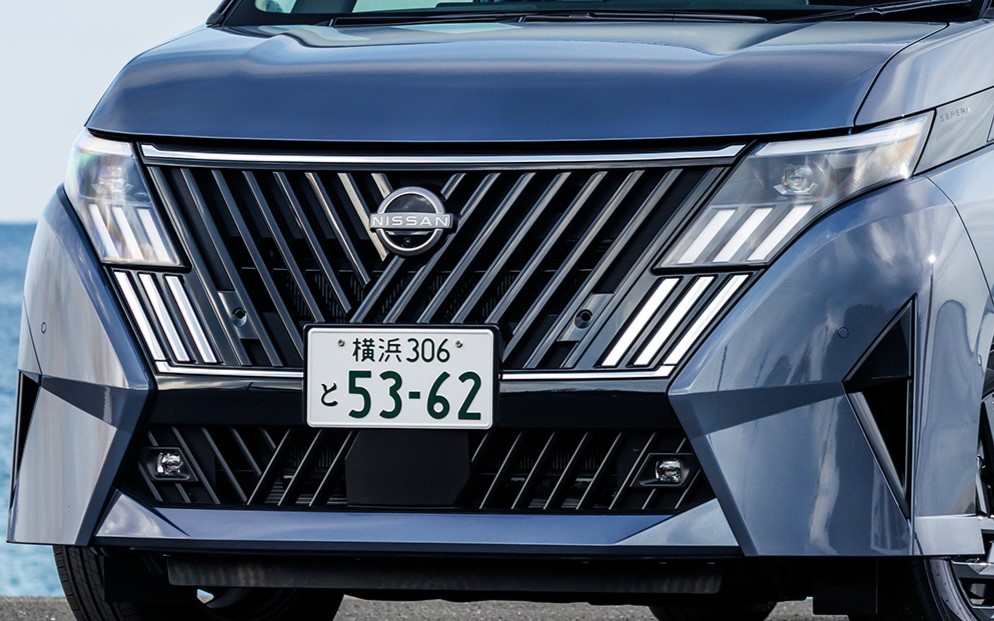 フロントグリルは横基調から斜め基調となり、左右も非対称デザインとなった。エアロバンパーはシャープなラインを多用。LEDフォグランプは標準装備