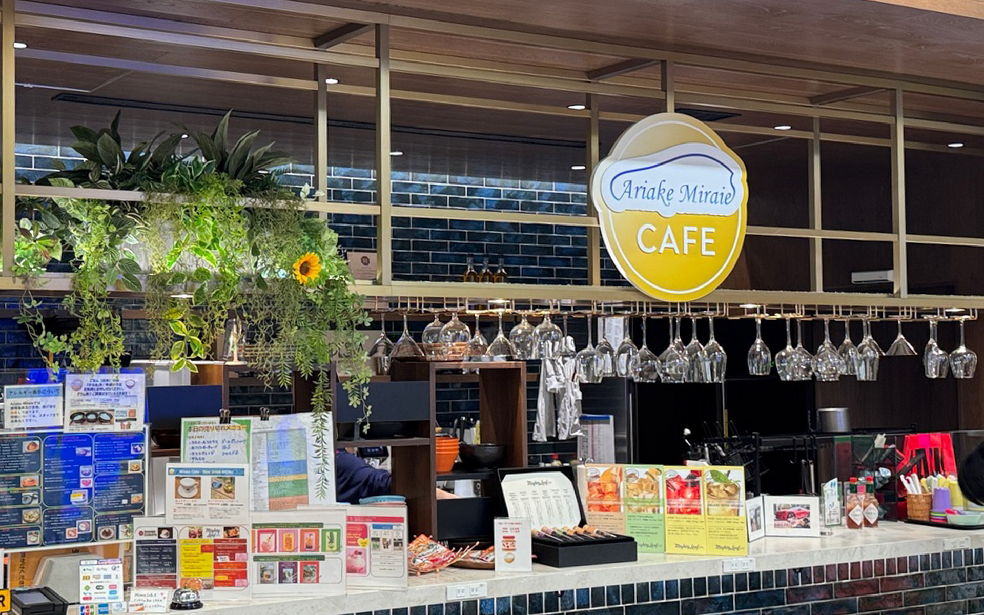 ディーラー併設のカフェ「Ariake Miraie」は、小さなお子さまやワンちゃん連れで気軽に入れる雰囲気がいいですね。こだわりのコーヒーや紅茶、お子さま向けのドリンクも豊富です