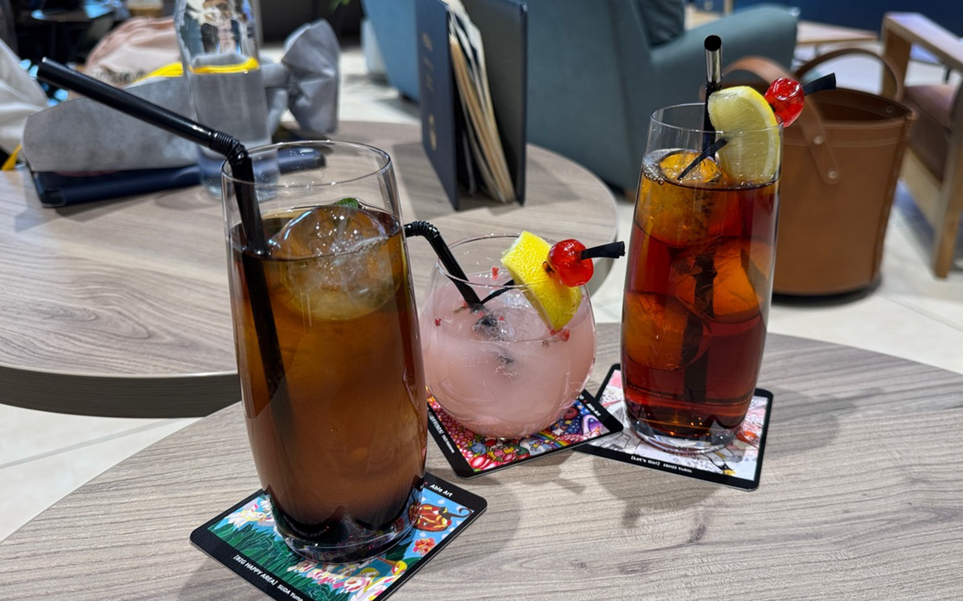 クルマ好きに嬉しいノンアルコールカクテルも豊富に揃っていて、イベント終了後にちょっとひと息。左からサンセットドライブ、ピンキーシャフト、レースクイーンです