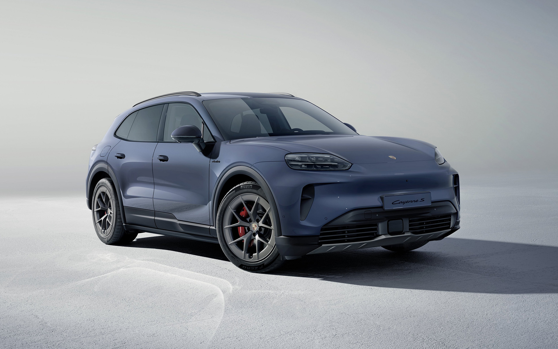 新型カイエンSエレクトリックのシステム出力は400kW（544PS）とし、ローンチコントロール使用時には最大で490kW（666PS）まで引き上げられる