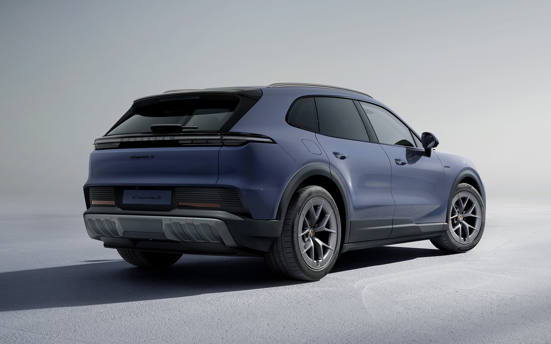 新型カイエンSエレクトリックのシステム出力は400kW（544PS）とし、ローンチコントロール使用時には最大で490kW（666PS）まで引き上げられる