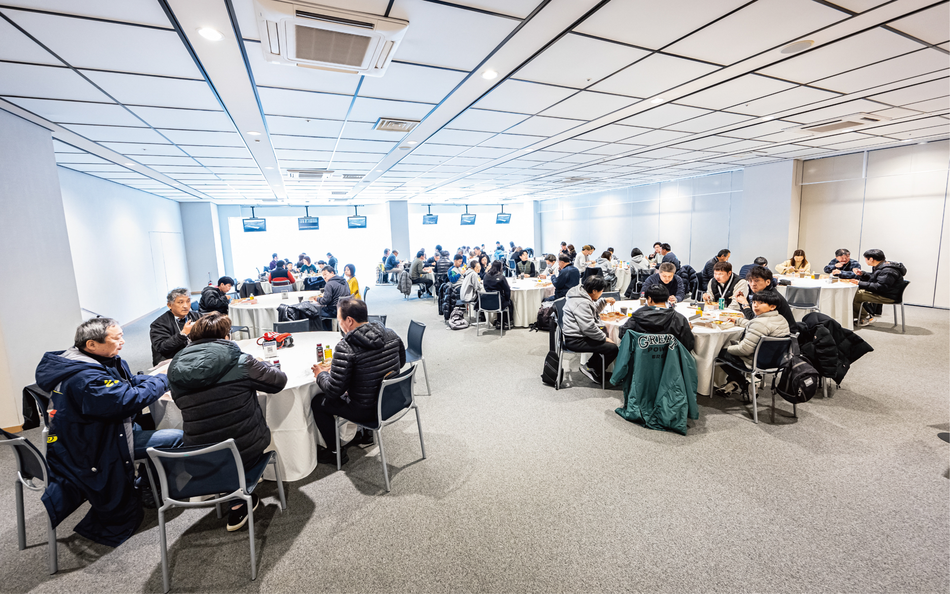 ラグジュアリーな空間でレース観戦ができるプレミアムラウンジ