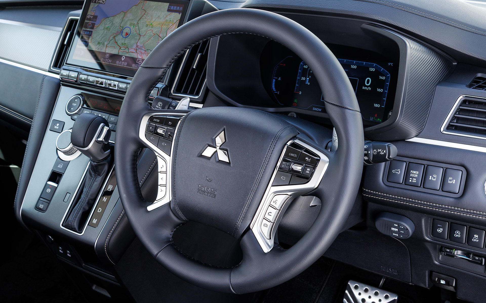 ドライブモードセレクターはダイヤル式を継承し、ダイヤルの下に「ヒルディセントコントロール」のボタンを備える。センターパネルには傷つきに配慮したダークグレーを採用