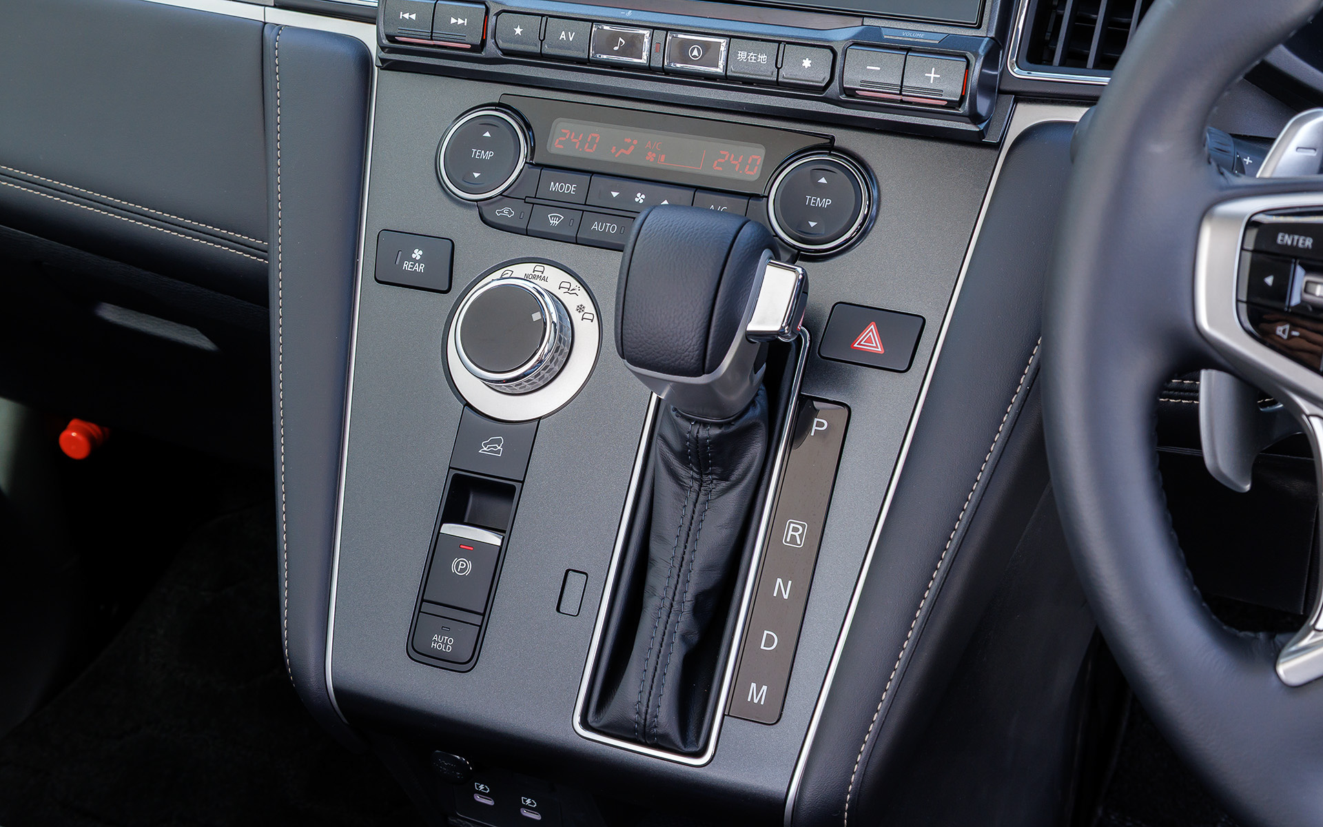ドライブモードセレクターはダイヤル式を継承し、ダイヤルの下に「ヒルディセントコントロール」のボタンを備える。センターパネルには傷つきに配慮したダークグレーを採用