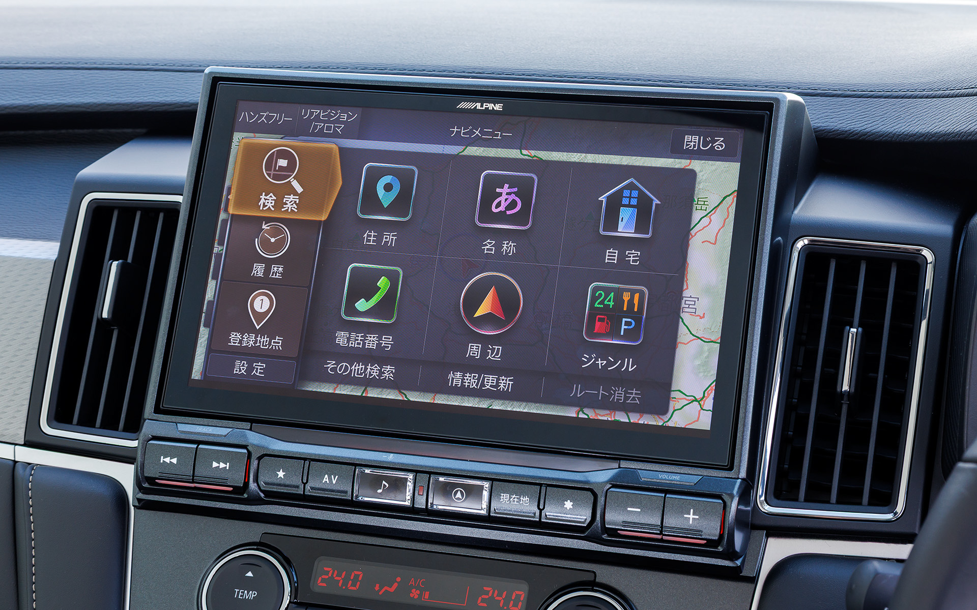 ドライブモードセレクターはダイヤル式を継承し、ダイヤルの下に「ヒルディセントコントロール」のボタンを備える。センターパネルには傷つきに配慮したダークグレーを採用