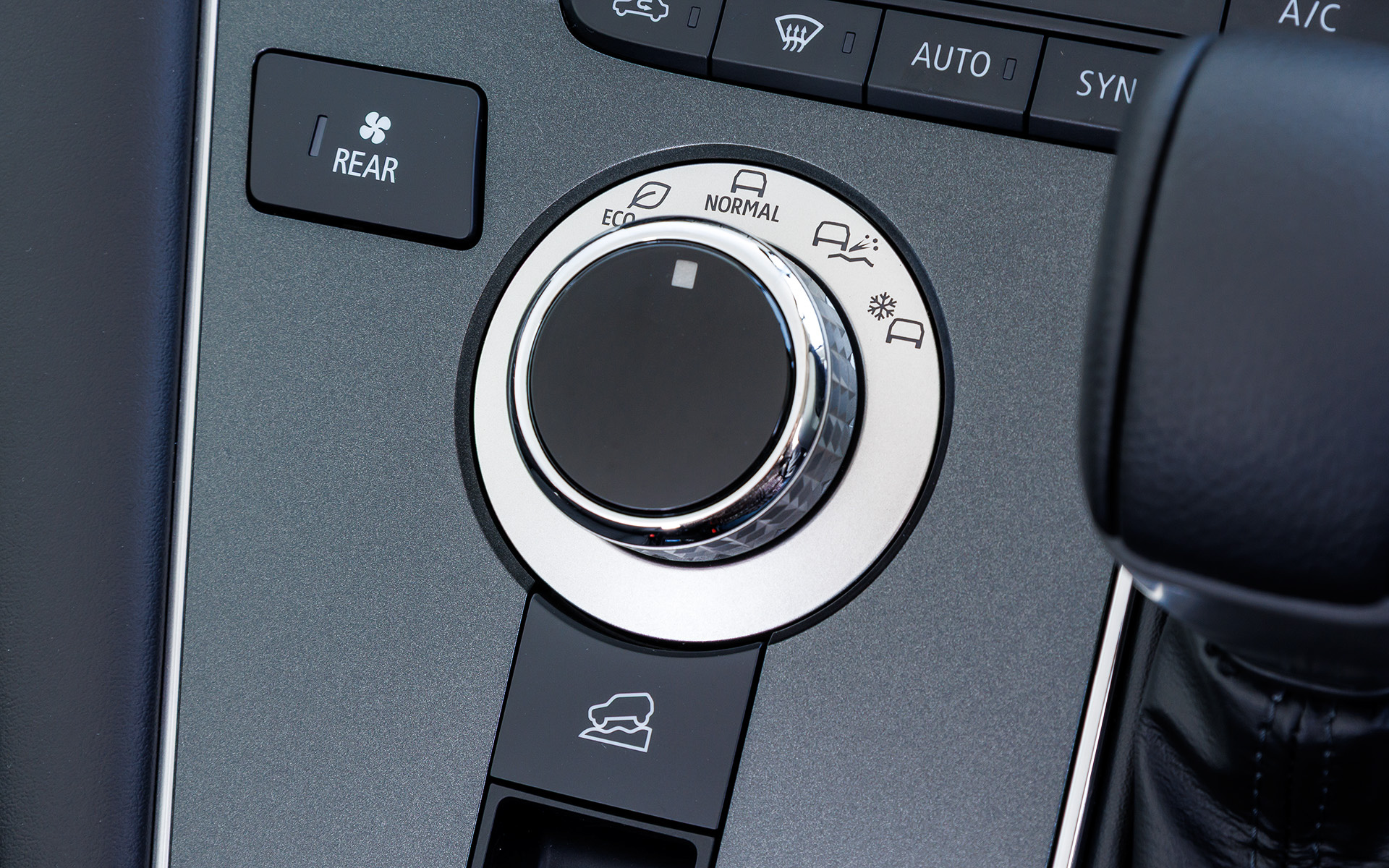 ドライブモードセレクターはダイヤル式を継承し、ダイヤルの下に「ヒルディセントコントロール」のボタンを備える。センターパネルには傷つきに配慮したダークグレーを採用