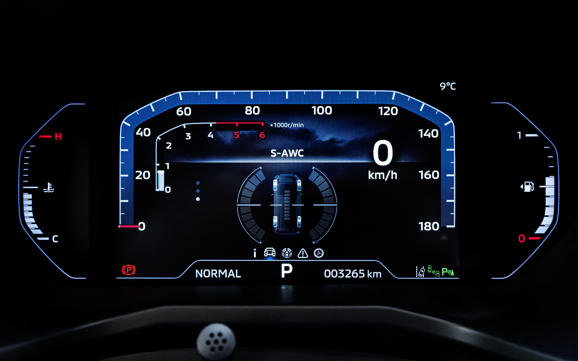 8インチカラー液晶ディスプレイメーターとともに、金属調アクセントを用いたインストルメントパネルを採用。メーターはS-AWCの表示も可能。また、センターコンソール、フロアコンソールの下部にUSB Type-Cをそれぞれ2ポート追加し利便性を高めている