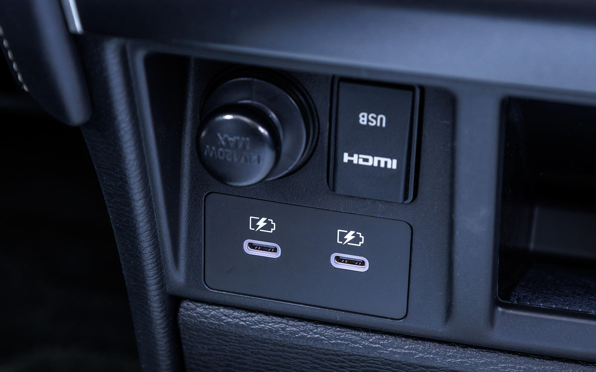 8インチカラー液晶ディスプレイメーターとともに、金属調アクセントを用いたインストルメントパネルを採用。メーターはS-AWCの表示も可能。また、センターコンソール、フロアコンソールの下部にUSB Type-Cをそれぞれ2ポート追加し利便性を高めている