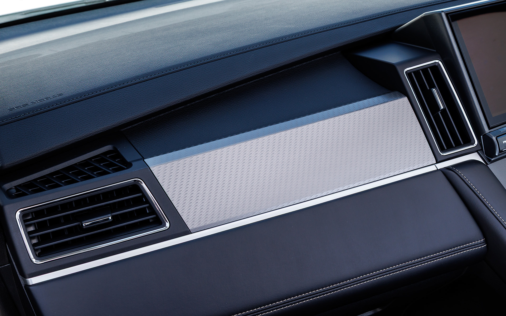 ドライブモードセレクターはダイヤル式を継承し、ダイヤルの下に「ヒルディセントコントロール」のボタンを備える。センターパネルには傷つきに配慮したダークグレーを採用