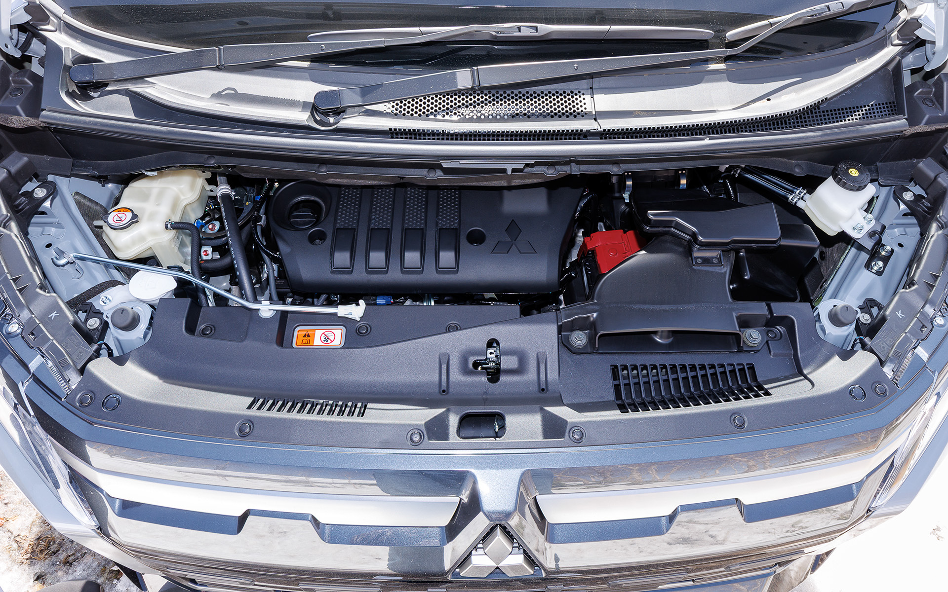 デリカD:5は最高出力107kW（145PS）/3500rpm、最大トルク380Nm（38.7kgfm）/2000rpmを発生する直列4気筒 2.2リッターディーゼルターボ「4N14」型を搭載。WLTCモード燃費は12.9km/L