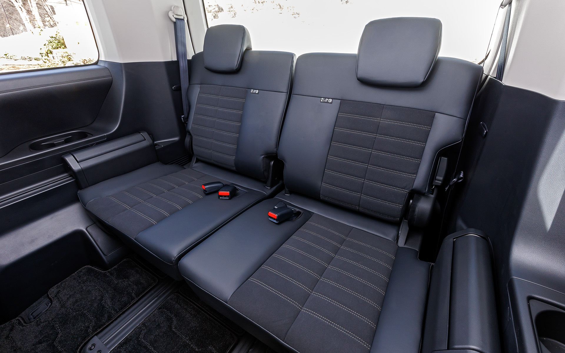 シートには「CHAMONIX（シャモニー）」にも使用しているスエード調素材（撥水機能付き）と合成皮革のコンビネーション生地を採用。ステッチは内装の各部と同様のカーキ色にするなど統一感を高めている