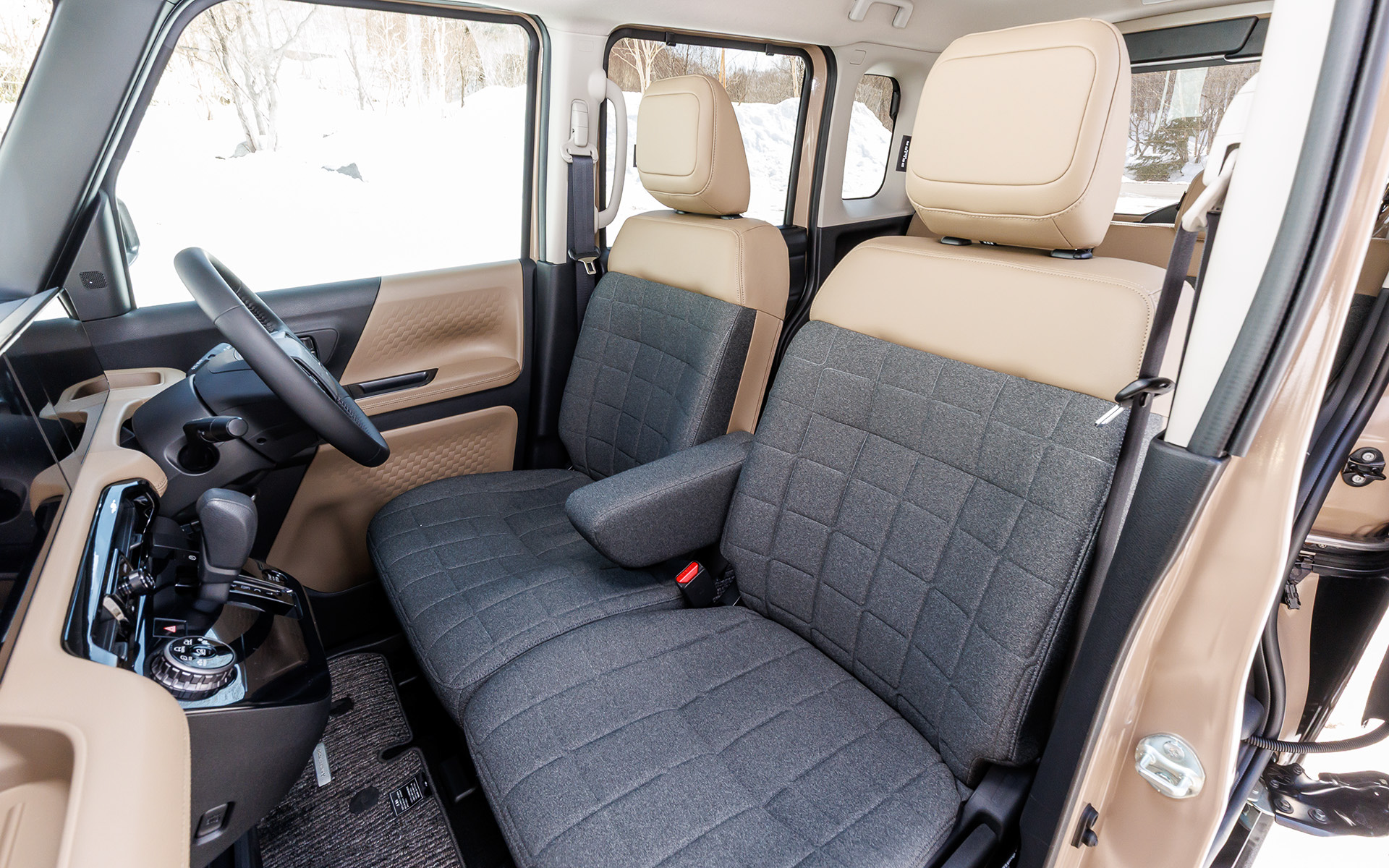 DELIMARU Packageグレードでは「MITSUBISHI CONNECT」を標準装備。スマートフォンアプリから乗車前にエアコンのタイマー設定や、ナビゲーションへの目的地送信といったことが可能。さらにリモートドアロック/アンロック、SOSコール、セキュリティアラーム通知なども利用できる