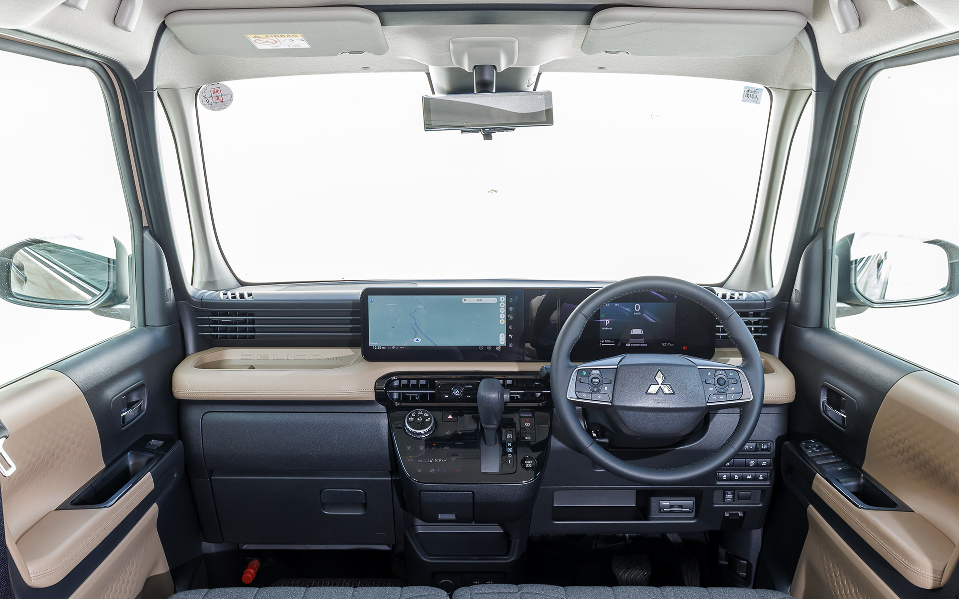 インテリアではAピラーの位置と角度を見直し、室内長は従来比で＋115mmを実現。さらにピラー自体を細くすることで前方視界を大きく改善しながら開放感を高めている