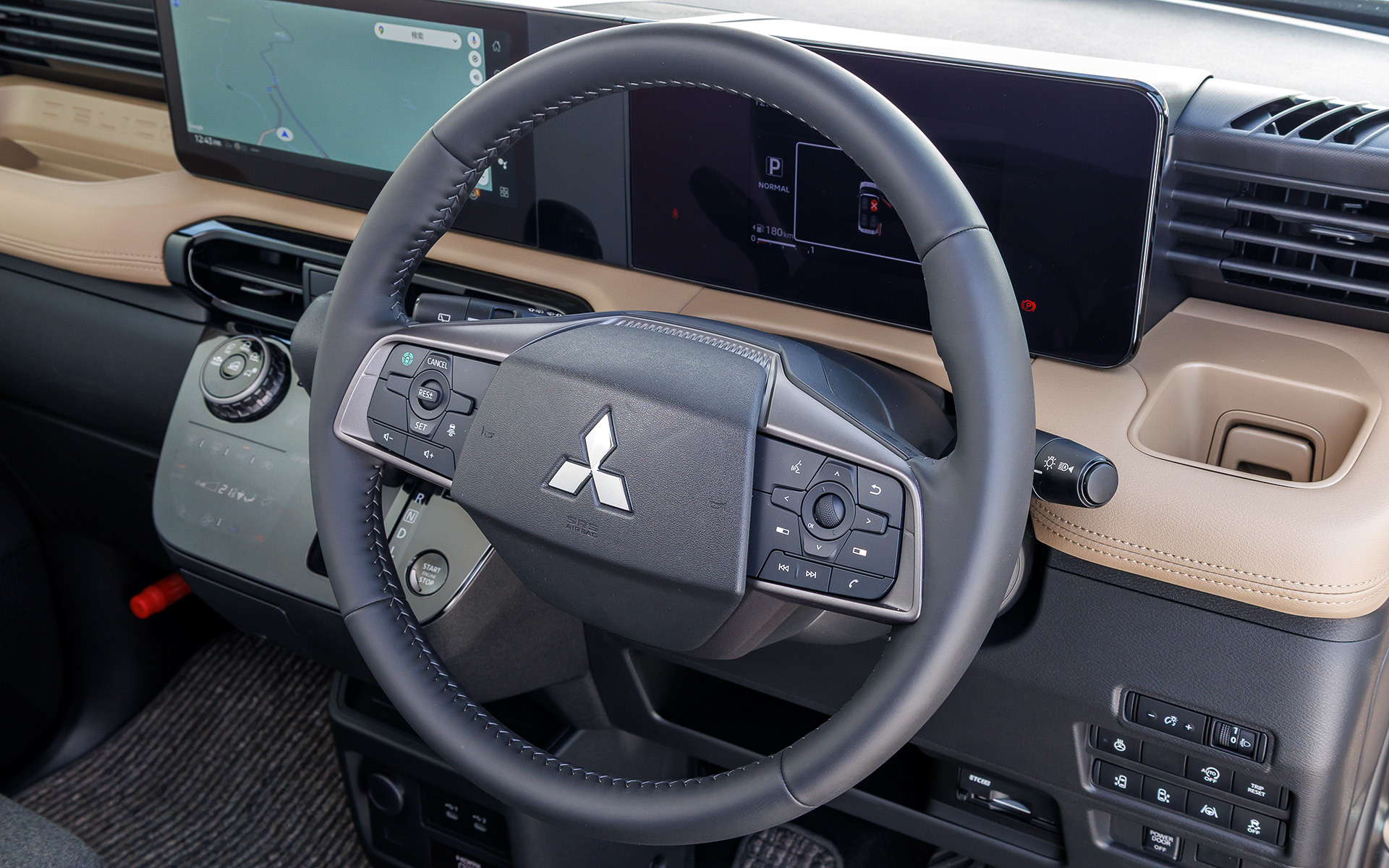 インテリアではAピラーの位置と角度を見直し、室内長は従来比で＋115mmを実現。さらにピラー自体を細くすることで前方視界を大きく改善しながら開放感を高めている