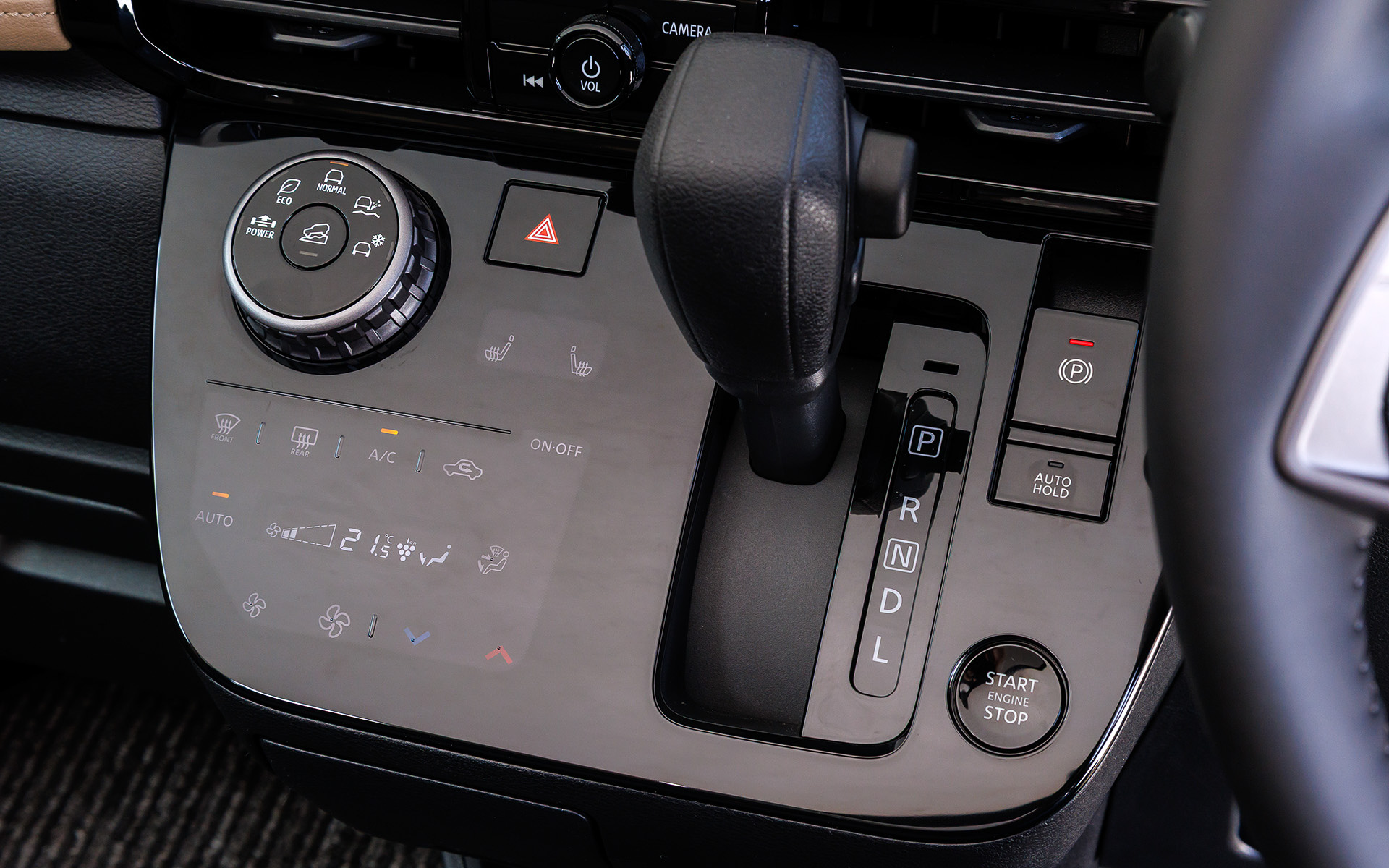 インテリアではAピラーの位置と角度を見直し、室内長は従来比で＋115mmを実現。さらにピラー自体を細くすることで前方視界を大きく改善しながら開放感を高めている