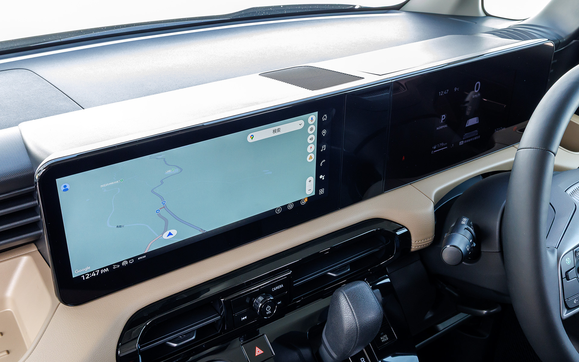 インテリアではAピラーの位置と角度を見直し、室内長は従来比で＋115mmを実現。さらにピラー自体を細くすることで前方視界を大きく改善しながら開放感を高めている