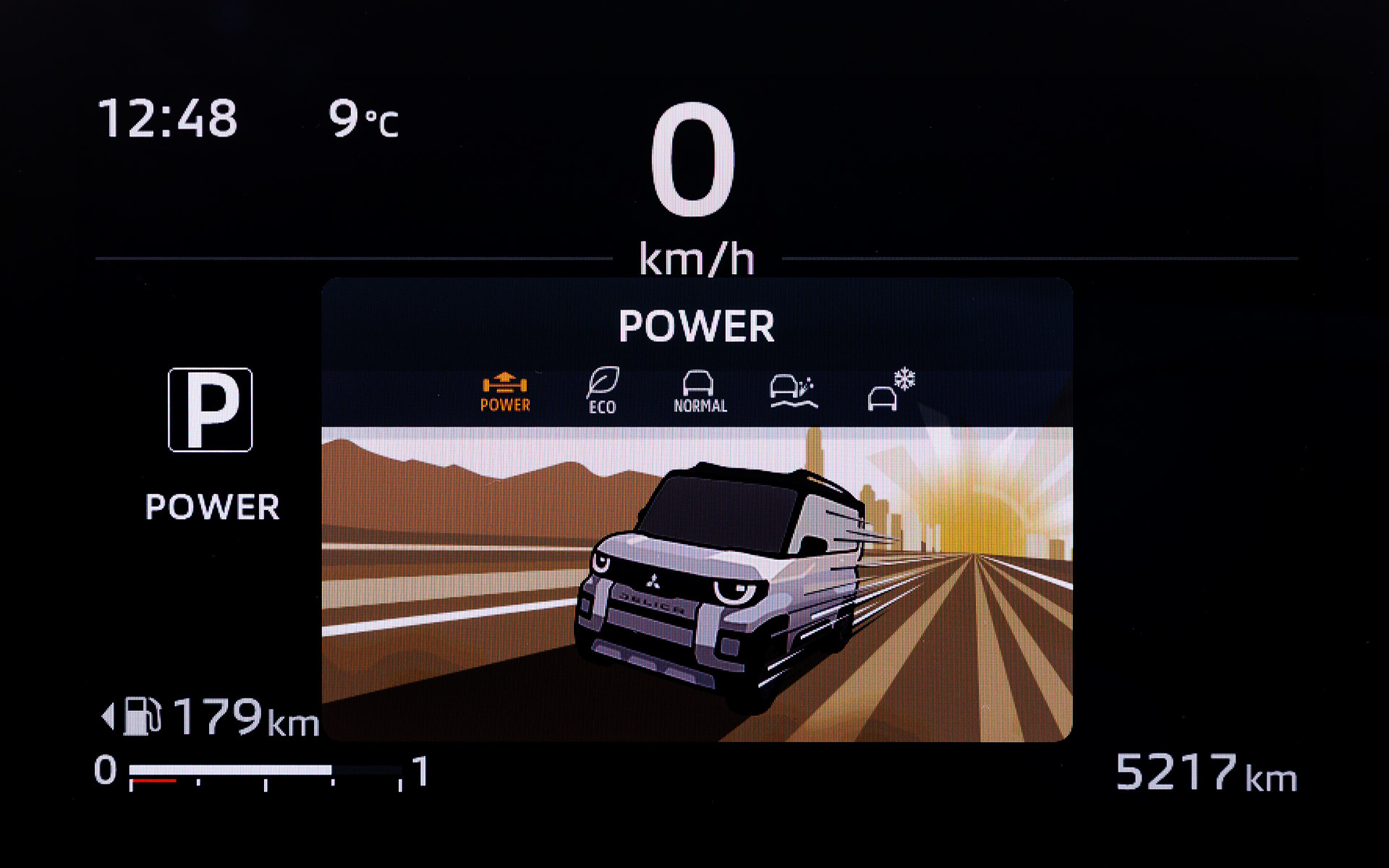 新型デリカミニには軽自動車として初となるエンジンレスポンスやASCなどの制御を専用チューニングするドライブモードを搭載。「POWER」「ECO」「NORMAL」「GRAVEL」「SNOW」の5モードから選択できる。また、Google搭載インフォテイメントシステムではGoogleマップが利用可能なのに加え、3Dマルチアラウンドモニター、クルマの下を確認できるフロントアンダーフロアビューといった機能も利用できる