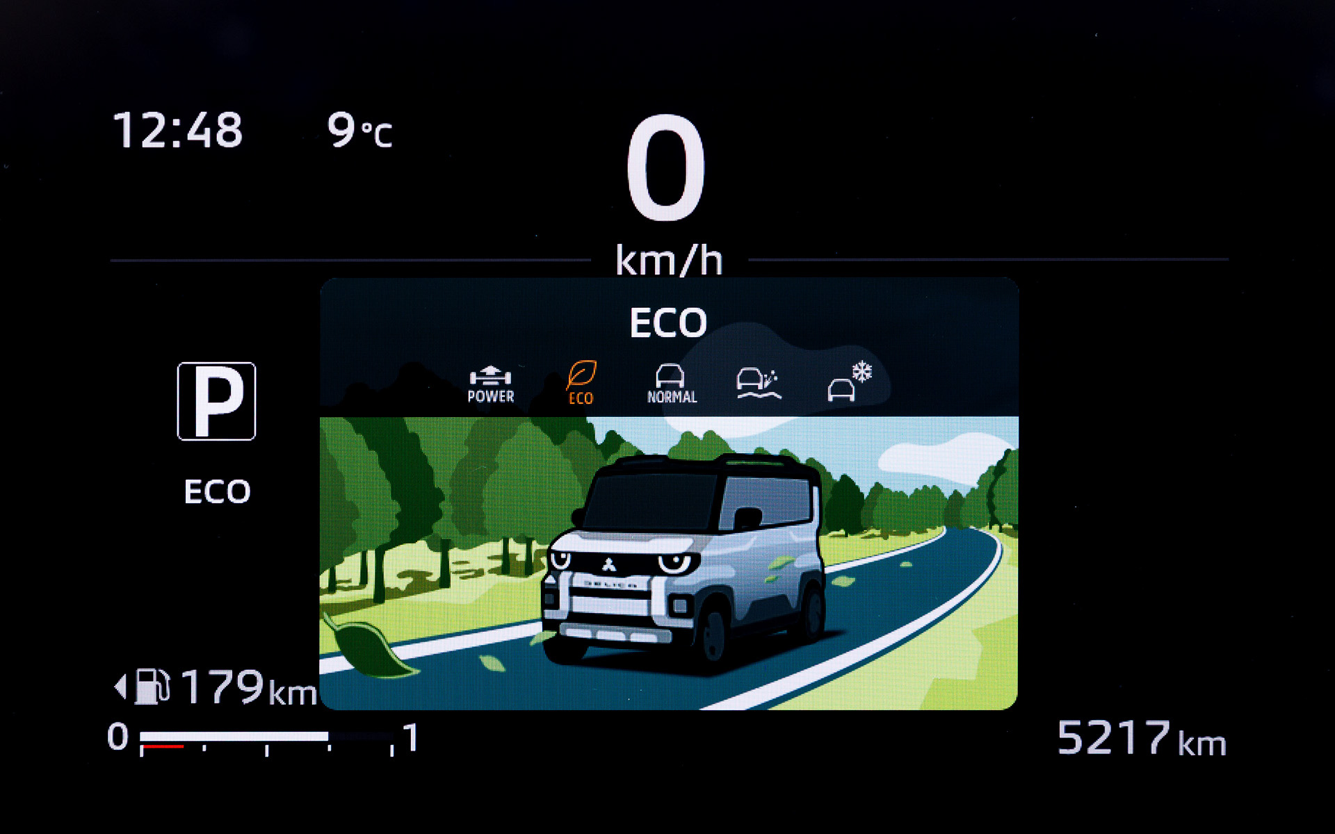 新型デリカミニには軽自動車として初となるエンジンレスポンスやASCなどの制御を専用チューニングするドライブモードを搭載。「POWER」「ECO」「NORMAL」「GRAVEL」「SNOW」の5モードから選択できる。また、Google搭載インフォテイメントシステムではGoogleマップが利用可能なのに加え、3Dマルチアラウンドモニター、クルマの下を確認できるフロントアンダーフロアビューといった機能も利用できる