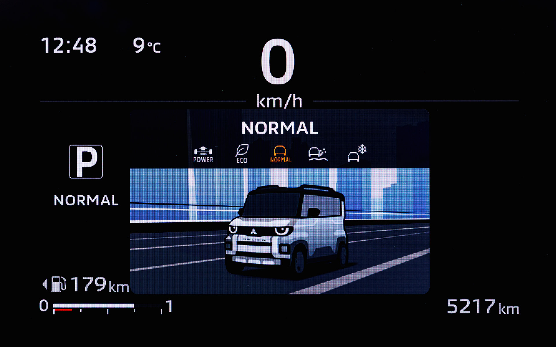 新型デリカミニには軽自動車として初となるエンジンレスポンスやASCなどの制御を専用チューニングするドライブモードを搭載。「POWER」「ECO」「NORMAL」「GRAVEL」「SNOW」の5モードから選択できる。また、Google搭載インフォテイメントシステムではGoogleマップが利用可能なのに加え、3Dマルチアラウンドモニター、クルマの下を確認できるフロントアンダーフロアビューといった機能も利用できる