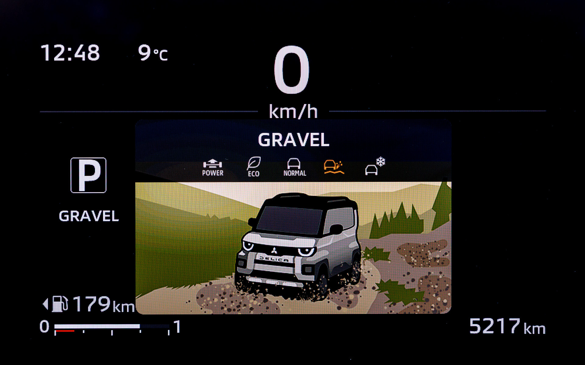 新型デリカミニには軽自動車として初となるエンジンレスポンスやASCなどの制御を専用チューニングするドライブモードを搭載。「POWER」「ECO」「NORMAL」「GRAVEL」「SNOW」の5モードから選択できる。また、Google搭載インフォテイメントシステムではGoogleマップが利用可能なのに加え、3Dマルチアラウンドモニター、クルマの下を確認できるフロントアンダーフロアビューといった機能も利用できる