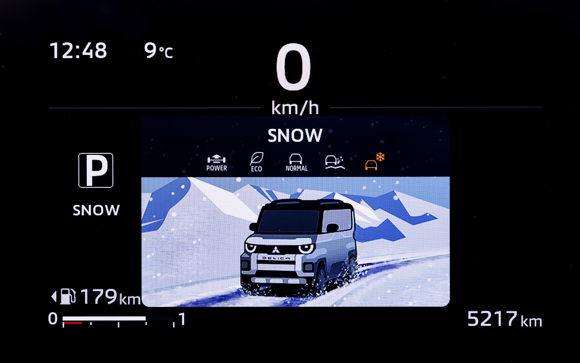 新型デリカミニには軽自動車として初となるエンジンレスポンスやASCなどの制御を専用チューニングするドライブモードを搭載。「POWER」「ECO」「NORMAL」「GRAVEL」「SNOW」の5モードから選択できる。また、Google搭載インフォテイメントシステムではGoogleマップが利用可能なのに加え、3Dマルチアラウンドモニター、クルマの下を確認できるフロントアンダーフロアビューといった機能も利用できる