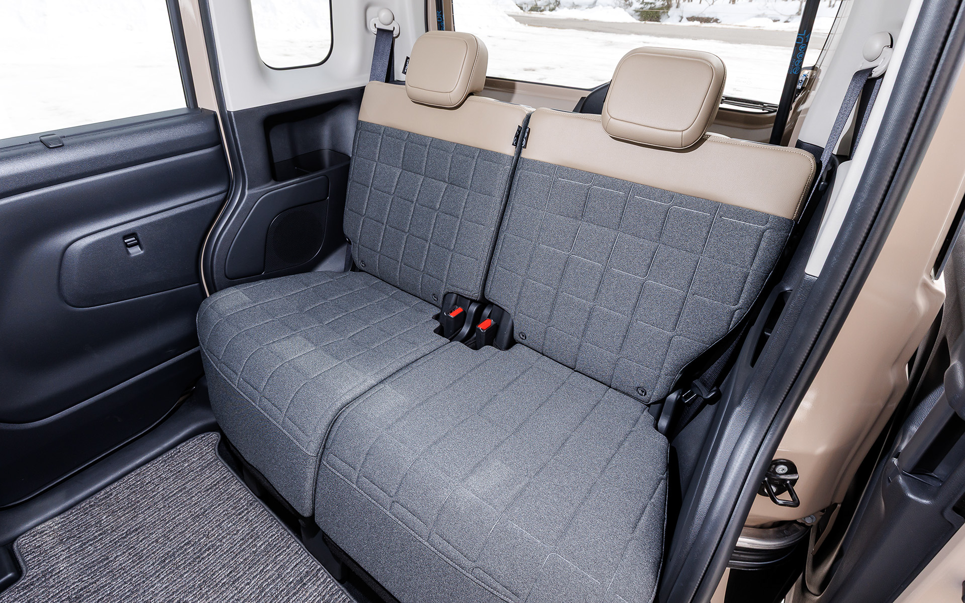 シートは体にフィットする伸び率の高い素材を採用。後席は320mmのロングスライドを誇る