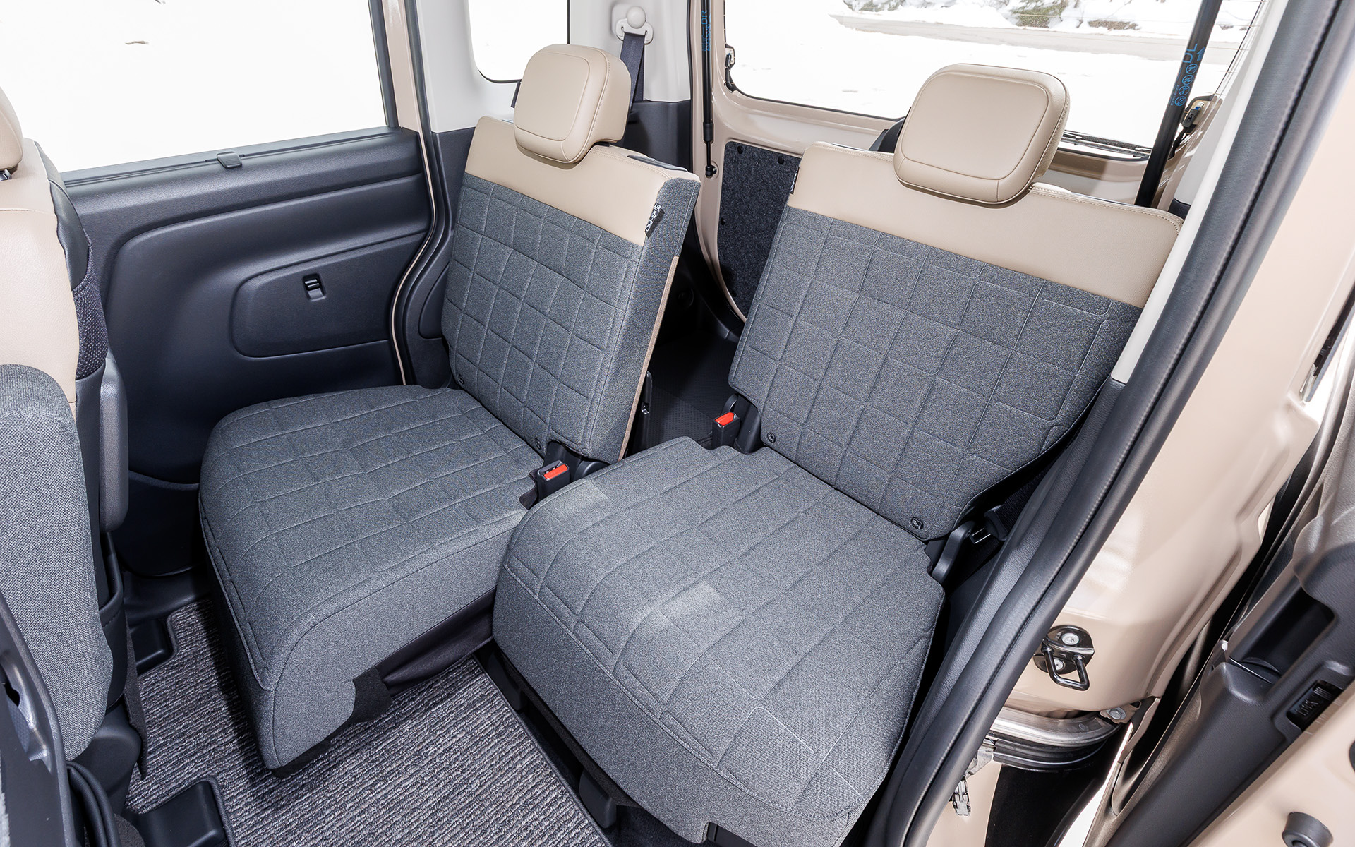 シートは体にフィットする伸び率の高い素材を採用。後席は320mmのロングスライドを誇る