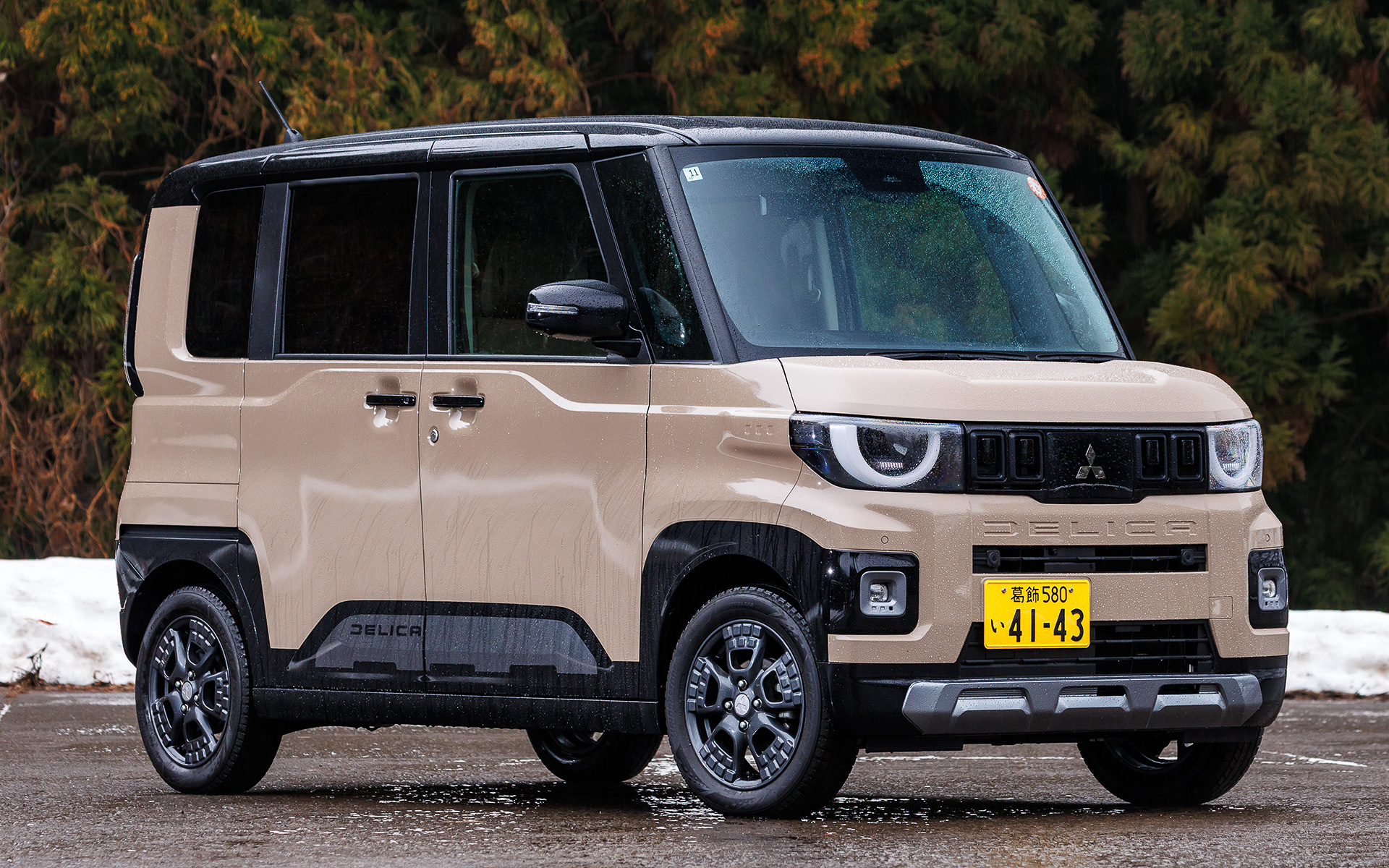 2025年10月に発売となった新型軽乗用車「デリカミニ」。写真は「T Premium DELIMARU Package」（4WD/290万7300円）。DELIMARU PackageではT/G Premiumで標準装備となる高速道路同一車線運転支援機能「マイパイロット［MI-PILOT］」や電動パーキングブレーキ/ブレーキオートホールドに加え、Google搭載インフォテイメントシステム（12.3インチHDディスプレイ）、3Dマルチアラウンドモニター移動物検知機能［MOD］、デジタルルームミラー、前後ドライブレコーダー、ビルトインETC2.0ユニットなどを標準装備する