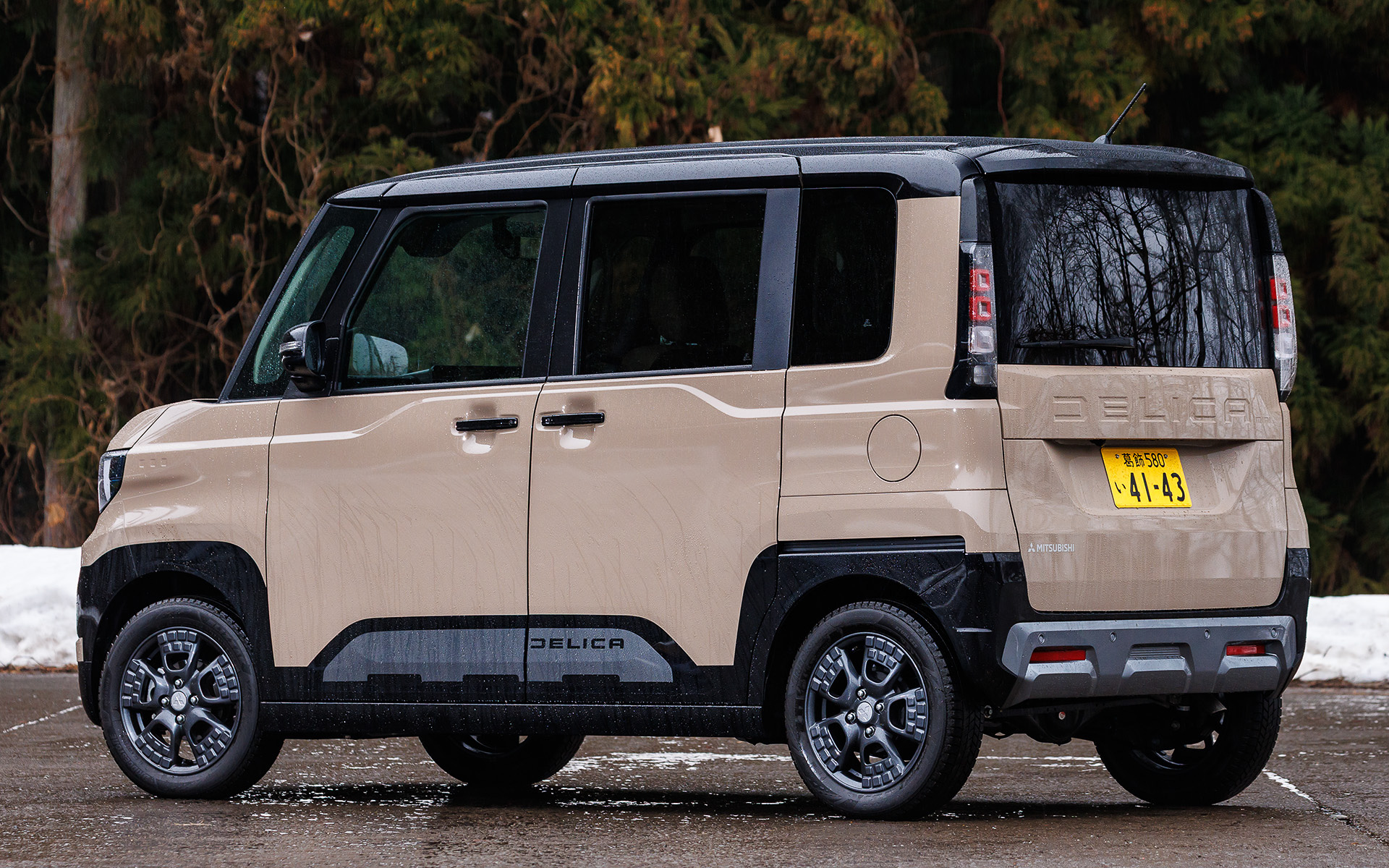 ボディサイズは3395×1475×1785mm（全長×全幅×全高）、ホイールベースは2495mm。ボディカラーはサンドベージュパール/ブラックマイカ