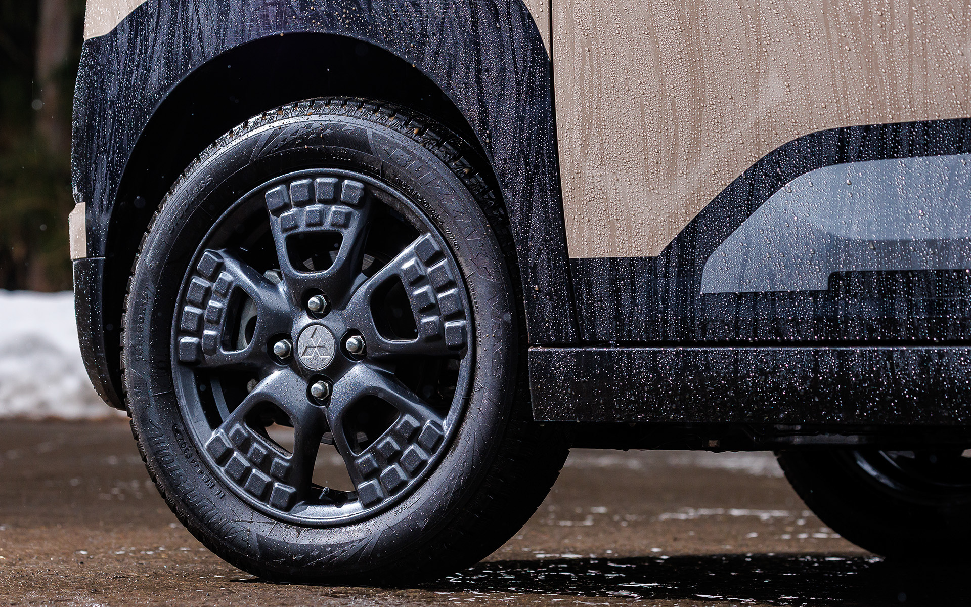 新型デリカミニのショックアブソーバーには高速道路から未舗装路まであらゆる路面状況でも上質な乗り心地を実現するカヤバ製「Prosmooth（プロスムース）」を採用。4WD車では専用チューニングに加え、フロントには高剛性のスタビライザーとベアリングを採用、リアはブッシュの配置変更などサスペンションを改良し、安定感が高く気持ちのよい走りを実現している