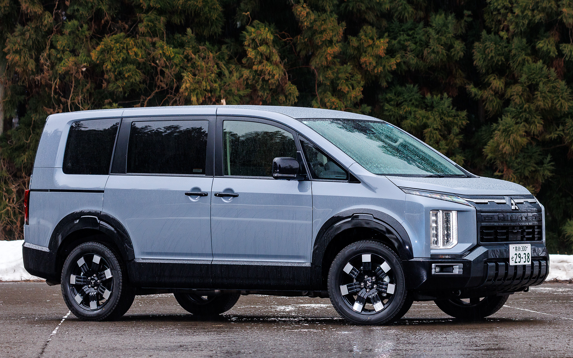 大幅改良した「デリカD:5」は2025年12月に登場。試乗車は「P」グレード（494万4500円）で、ボディカラーは特別色のムーンストーングレーメタリック/ブラックマイカ