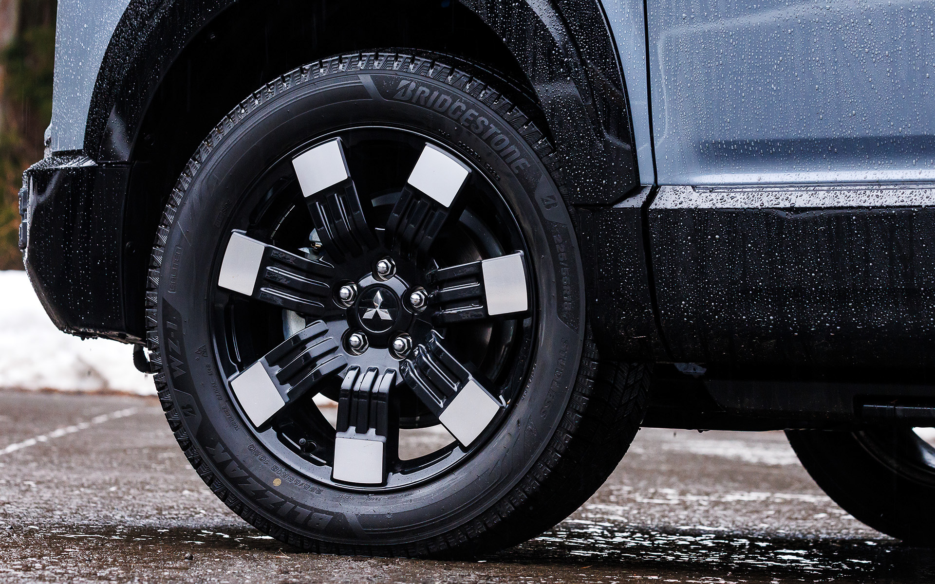 エクステリアではフロントグリルとフロントバンパーをシンプルで立体感のある力強いデザインにするとともに、リアは左右につながっていたテールランプから中央に「DELICA」ロゴを配置するスタイルに変更。また、ボディサイドにはワイドで安定感のある足まわりと高い走破性を想起させるホイールアーチモールを新採用し、力強さとギア感を高めた。加えて新デザインの18インチアルミホイールも採用する