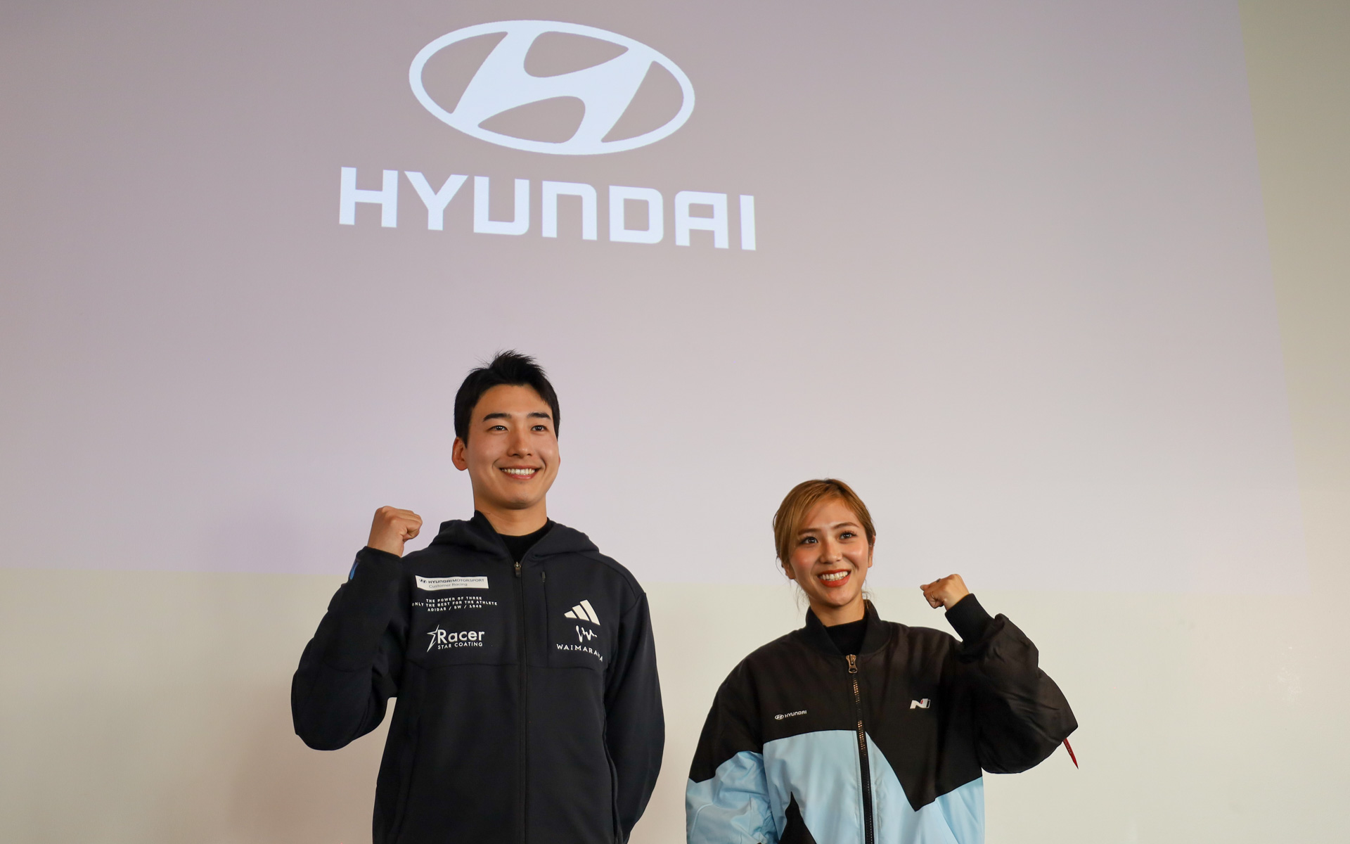 2025年スーパー耐久 ST-TCRクラス チャンピオンを獲得したレーシングドライバーのリ・ジョンウ選手（左）とレーシングドライバーの織戸茉彩選手（右）がトークセッションを展開