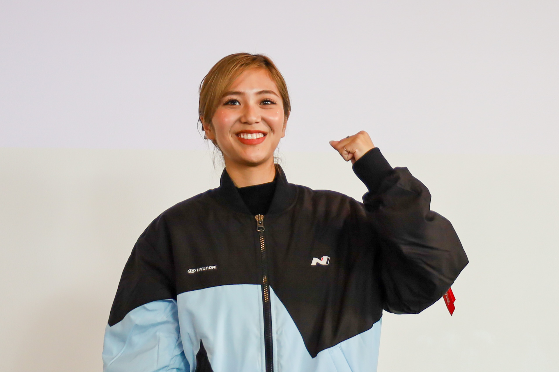 「HMJモータースポーツアンバサダー」に就任したレーシングドライバーの織戸茉彩選手