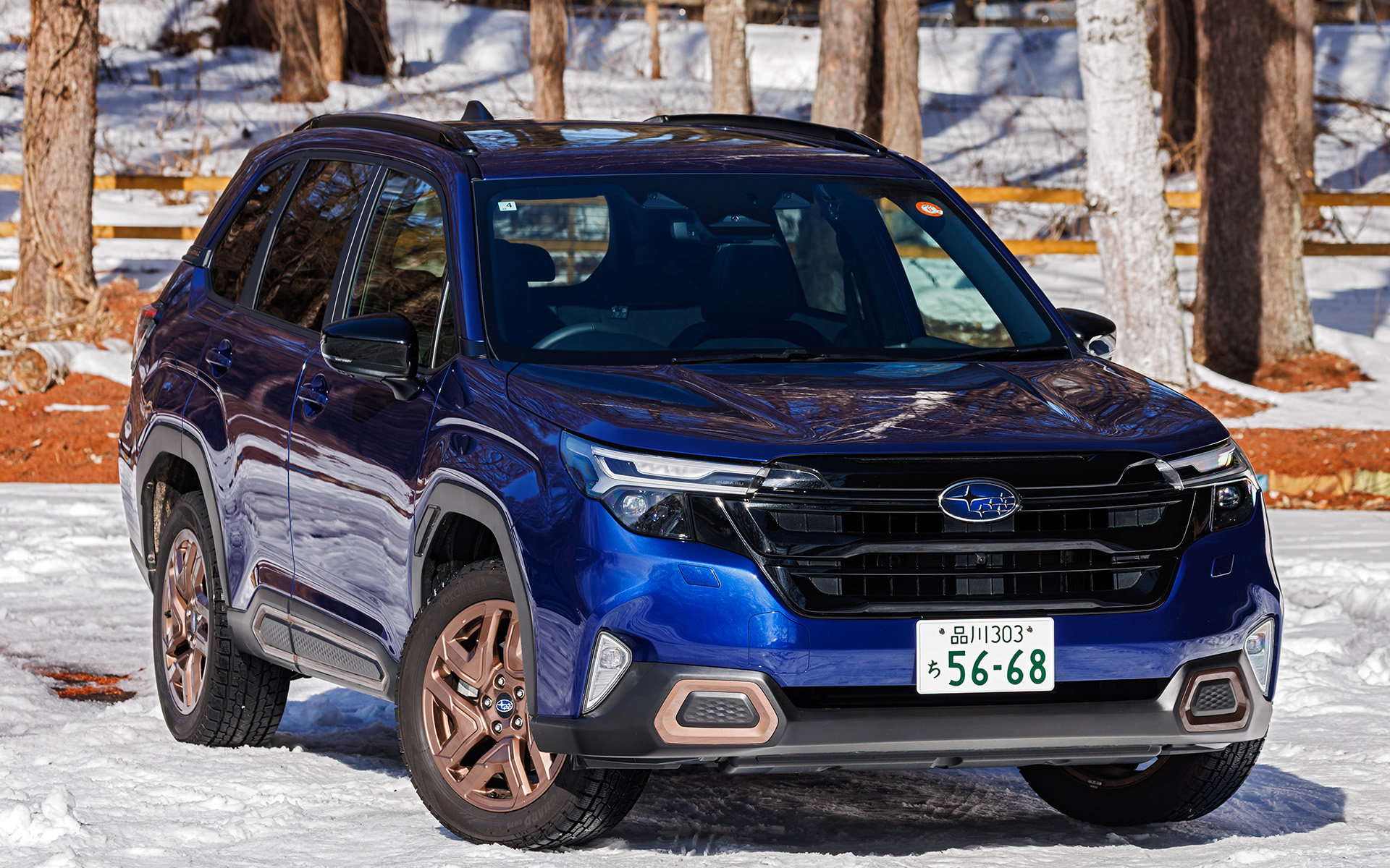 フォレスター SPORT EX。価格は419万1000円。ボディサイズは4655×1830×1730mm（全長×全幅×全高）、ホイールベースは2670mm。最低地上高は220mmを確保する。車両重量は1640～1660kg。タイヤサイズは225/55R18。標準装着はオールシーズンタイヤとなるが、今回は横浜ゴムのスタッドレスタイヤ「iceGUARD SUV G075」を装着。パワートレーンには最高出力130kW（177PS）/5200-5600rpm、最大トルク300Nm（30.6kgfm）/1600-3600rpmを発生する水平対向4気筒DOHC 1.8リッター直噴ターボ“DIT”エンジンを搭載し、リニアトロニックCVTを介して4輪を駆動する。WLTCモード燃費は13.6km/L