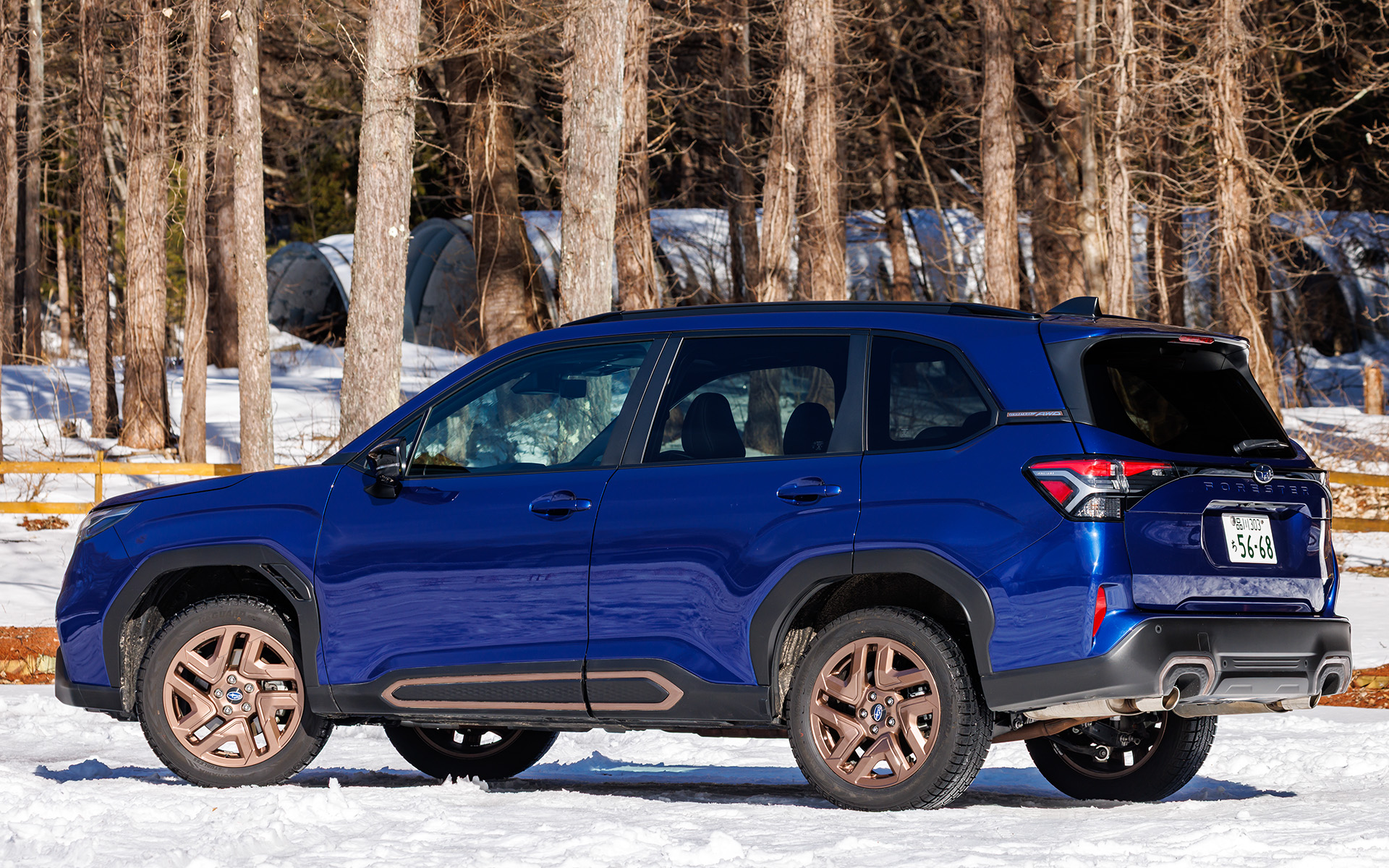 フォレスター SPORT EX。価格は419万1000円。ボディサイズは4655×1830×1730mm（全長×全幅×全高）、ホイールベースは2670mm。最低地上高は220mmを確保する。車両重量は1640～1660kg。タイヤサイズは225/55R18。標準装着はオールシーズンタイヤとなるが、今回は横浜ゴムのスタッドレスタイヤ「iceGUARD SUV G075」を装着。パワートレーンには最高出力130kW（177PS）/5200-5600rpm、最大トルク300Nm（30.6kgfm）/1600-3600rpmを発生する水平対向4気筒DOHC 1.8リッター直噴ターボ“DIT”エンジンを搭載し、リニアトロニックCVTを介して4輪を駆動する。WLTCモード燃費は13.6km/L