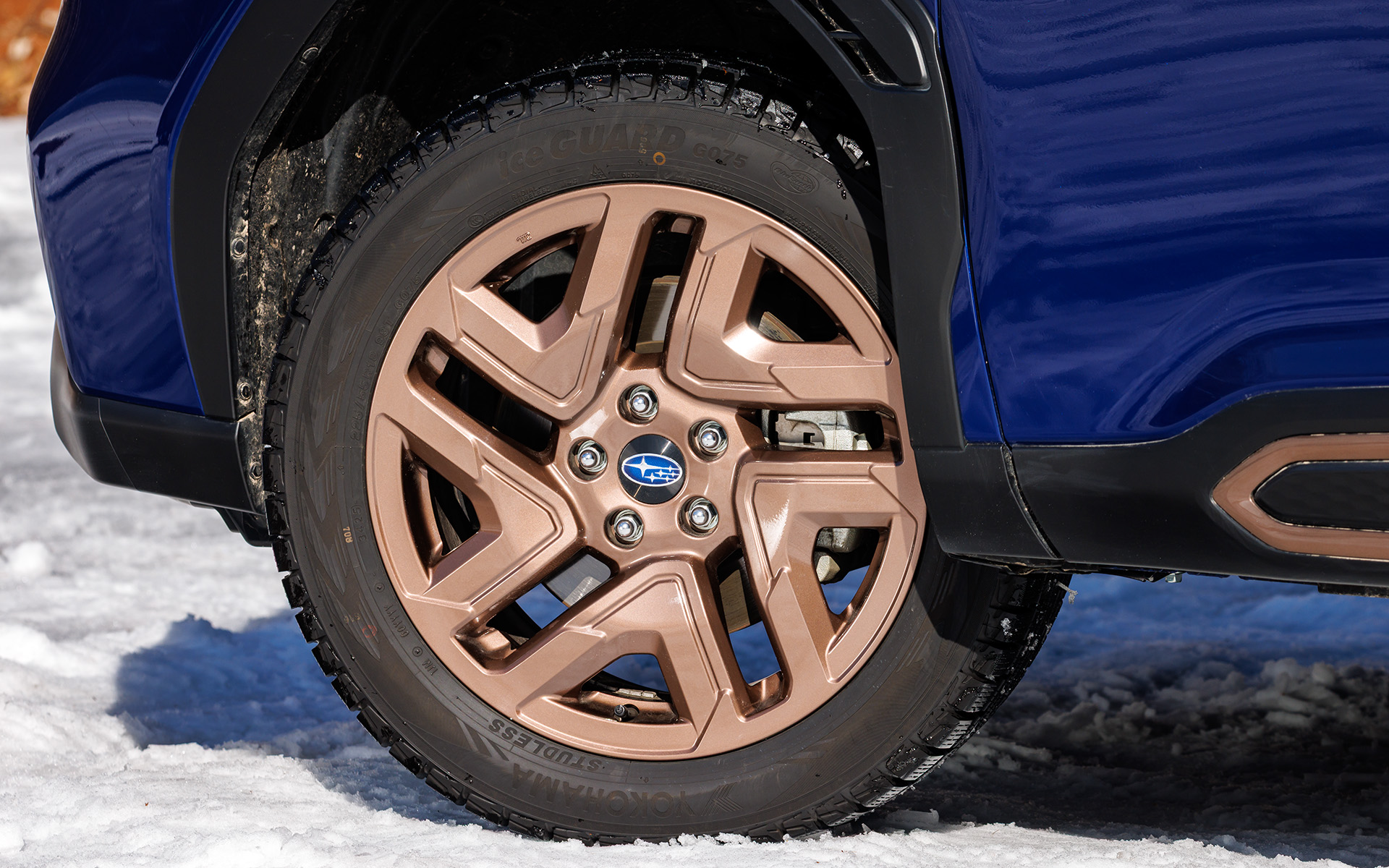 フォレスター SPORT EX。価格は419万1000円。ボディサイズは4655×1830×1730mm（全長×全幅×全高）、ホイールベースは2670mm。最低地上高は220mmを確保する。車両重量は1640～1660kg。タイヤサイズは225/55R18。標準装着はオールシーズンタイヤとなるが、今回は横浜ゴムのスタッドレスタイヤ「iceGUARD SUV G075」を装着。パワートレーンには最高出力130kW（177PS）/5200-5600rpm、最大トルク300Nm（30.6kgfm）/1600-3600rpmを発生する水平対向4気筒DOHC 1.8リッター直噴ターボ“DIT”エンジンを搭載し、リニアトロニックCVTを介して4輪を駆動する。WLTCモード燃費は13.6km/L