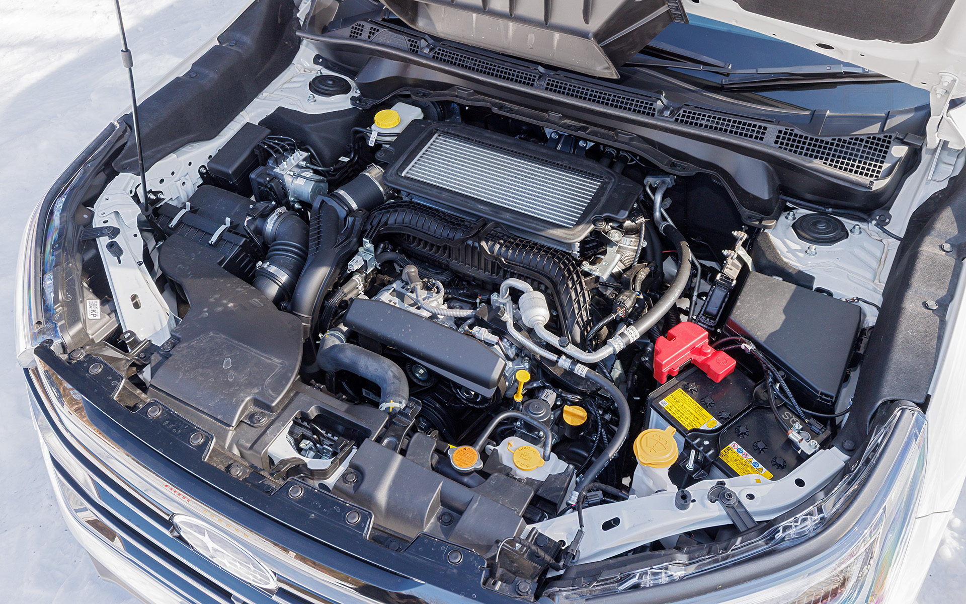 フォレスター SPORT EX。価格は419万1000円。ボディサイズは4655×1830×1730mm（全長×全幅×全高）、ホイールベースは2670mm。最低地上高は220mmを確保する。車両重量は1640～1660kg。タイヤサイズは225/55R18。標準装着はオールシーズンタイヤとなるが、今回は横浜ゴムのスタッドレスタイヤ「iceGUARD SUV G075」を装着。パワートレーンには最高出力130kW（177PS）/5200-5600rpm、最大トルク300Nm（30.6kgfm）/1600-3600rpmを発生する水平対向4気筒DOHC 1.8リッター直噴ターボ“DIT”エンジンを搭載し、リニアトロニックCVTを介して4輪を駆動する。WLTCモード燃費は13.6km/L