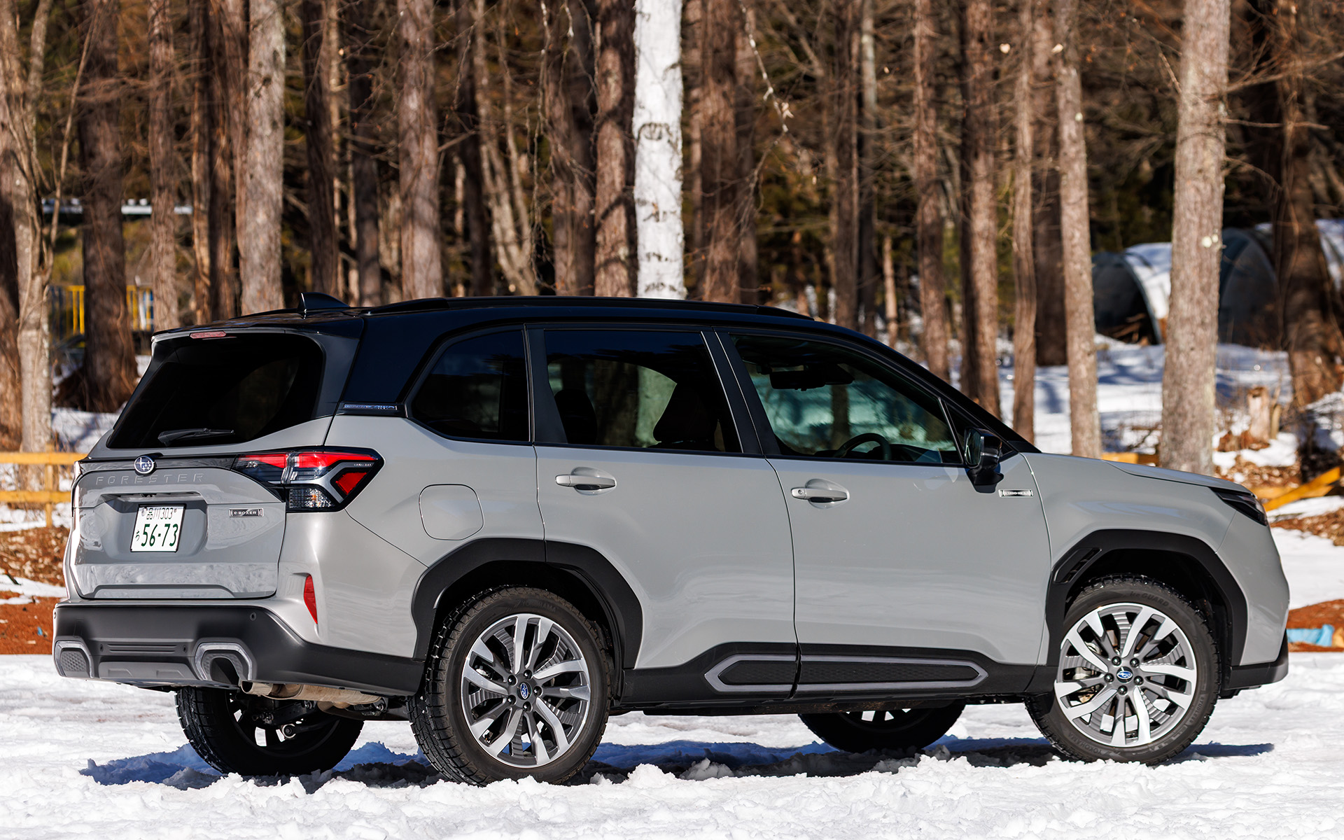 フォレスター Premium S:HEV EX。価格は404万8000円。ボディサイズや最低地上高などの基本スペックはSPORT EXと共通。車両重量は1750～1780kg。タイヤサイズは235/50R19。最高出力118kW（160PS）/5600rpm、最大トルク209Nm（21.3kgfm）/4000-4400rpmを発生する水平対向4気筒DOHC 2.5リッター直噴エンジンと、最大出力88kW（119.6PS）、最大トルク270Nm（27.5kgfm）を発生するモーターを組み合わせるハイブリッドパワートレーンを搭載。駆動方式はフルタイム4WD。フォレスター Premium S:HEV EXのWLTCモード燃費は21.1km/L（X-BREAK S:HEV EXは21.9km/L）