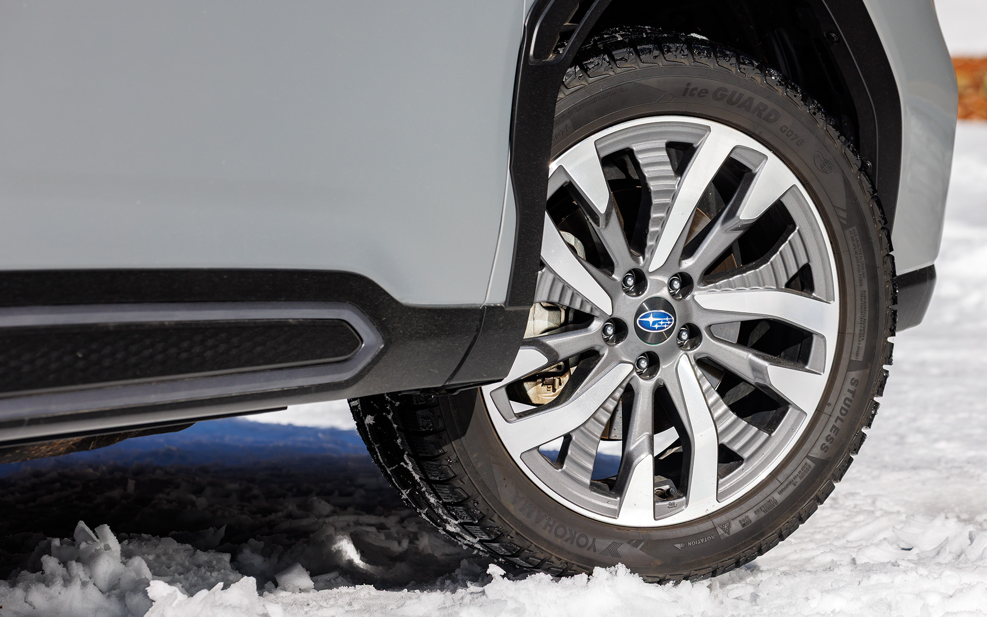 フォレスター Premium S:HEV EX。価格は404万8000円。ボディサイズや最低地上高などの基本スペックはSPORT EXと共通。車両重量は1750～1780kg。タイヤサイズは235/50R19。最高出力118kW（160PS）/5600rpm、最大トルク209Nm（21.3kgfm）/4000-4400rpmを発生する水平対向4気筒DOHC 2.5リッター直噴エンジンと、最大出力88kW（119.6PS）、最大トルク270Nm（27.5kgfm）を発生するモーターを組み合わせるハイブリッドパワートレーンを搭載。駆動方式はフルタイム4WD。フォレスター Premium S:HEV EXのWLTCモード燃費は21.1km/L（X-BREAK S:HEV EXは21.9km/L）