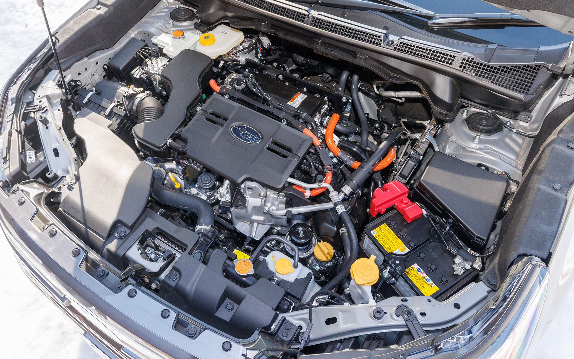 フォレスター Premium S:HEV EX。価格は404万8000円。ボディサイズや最低地上高などの基本スペックはSPORT EXと共通。車両重量は1750～1780kg。タイヤサイズは235/50R19。最高出力118kW（160PS）/5600rpm、最大トルク209Nm（21.3kgfm）/4000-4400rpmを発生する水平対向4気筒DOHC 2.5リッター直噴エンジンと、最大出力88kW（119.6PS）、最大トルク270Nm（27.5kgfm）を発生するモーターを組み合わせるハイブリッドパワートレーンを搭載。駆動方式はフルタイム4WD。フォレスター Premium S:HEV EXのWLTCモード燃費は21.1km/L（X-BREAK S:HEV EXは21.9km/L）