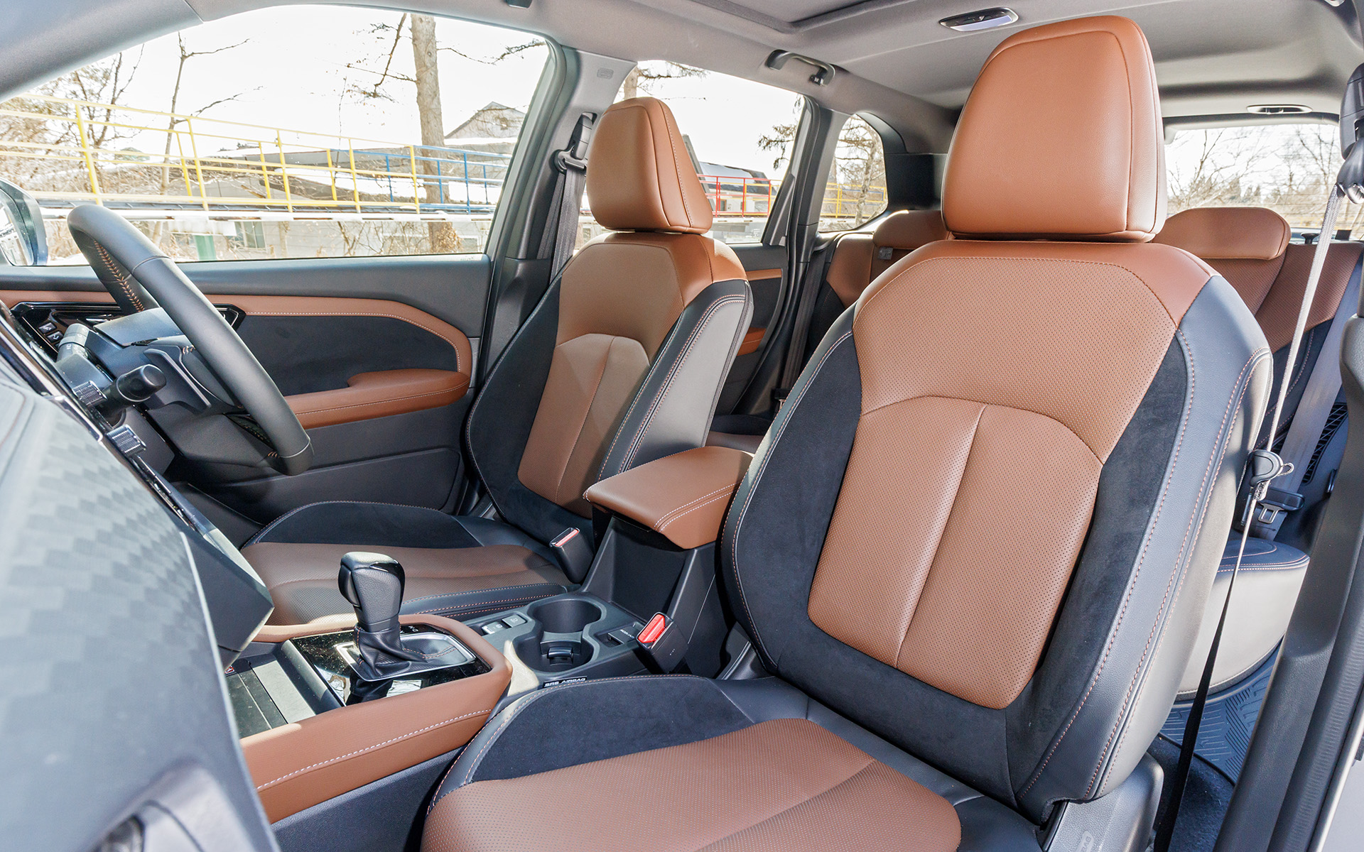 フォレスター Premium S:HEV EXのシート。撮影車はオプションのブラウン/ブラック（ブラウン＆シルバーステッチ）orブラック（ブラウンステッチ）の本革シート（ナッパレザー/ウルトラスエード）を装着